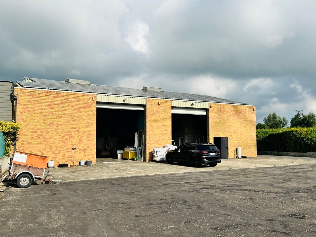 Ruim magazijn met kantoren met veel potentieel te Kuringen foto {{pictureIndex}}