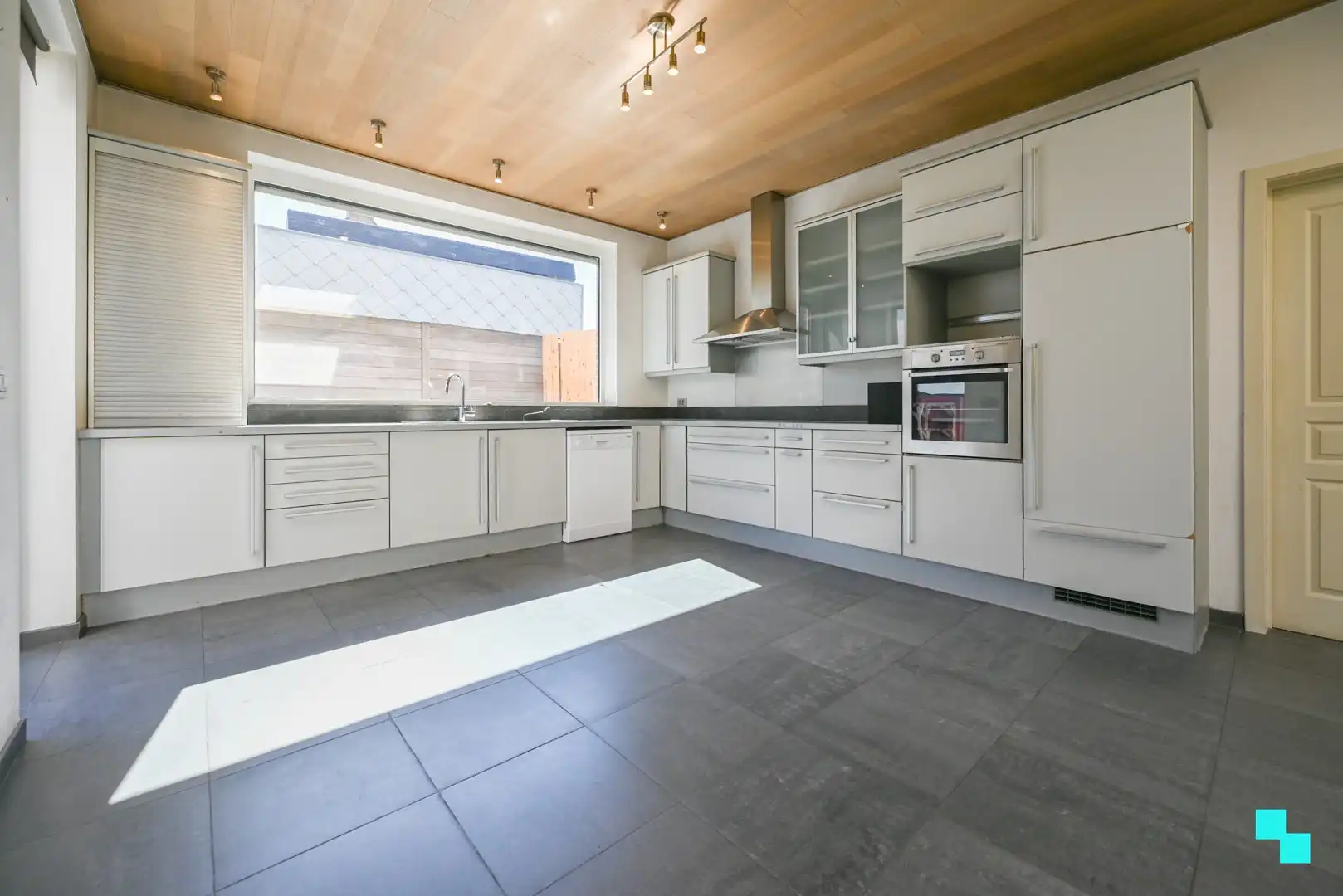 Riante halfopen woning met garage foto 9