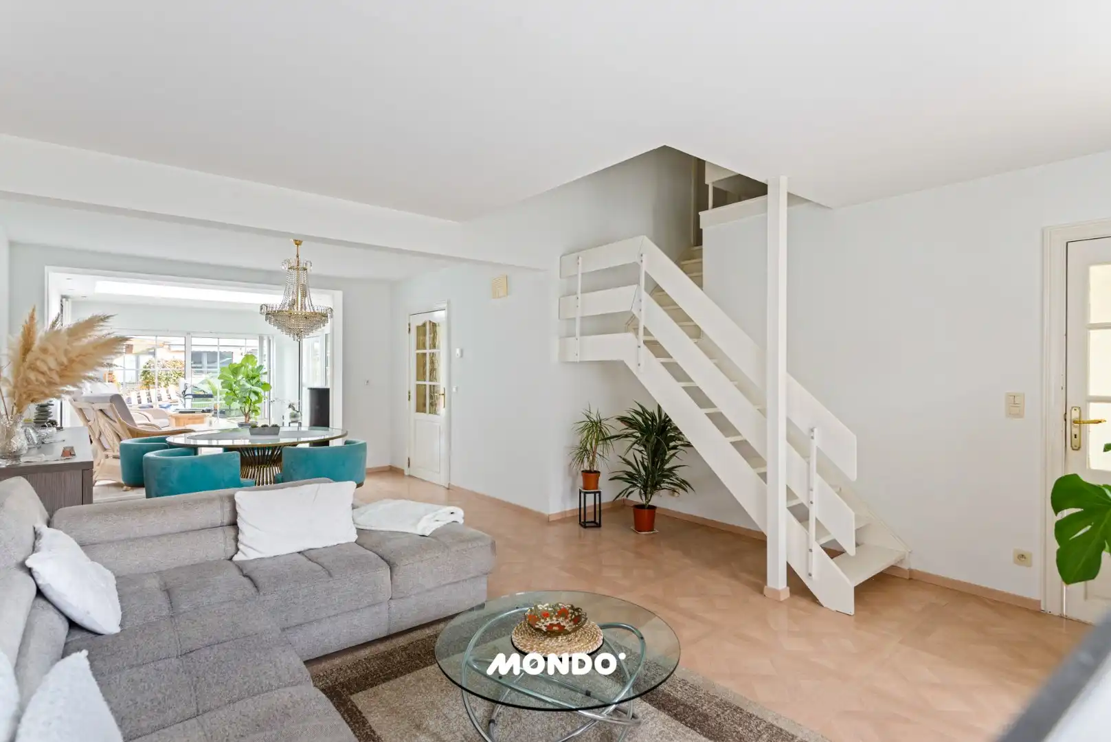 Ruime gezinswoning met 3 slaapkamers en lichtrijke aanbouw in een rustige doodlopende straat! foto 4