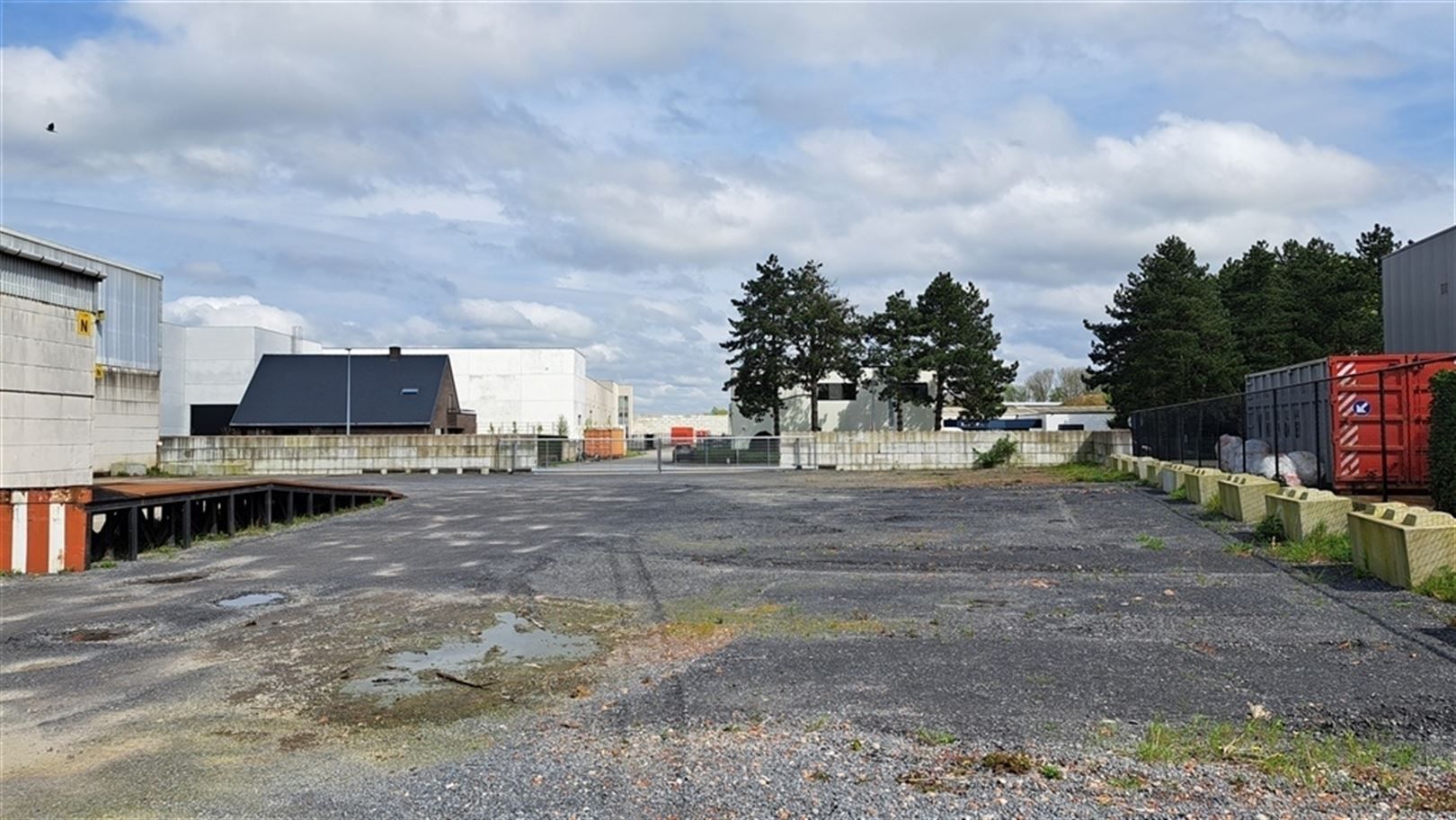 Semi-industrieel bedrijfsgebouw met laad-en loskades en rolbruggen foto 8