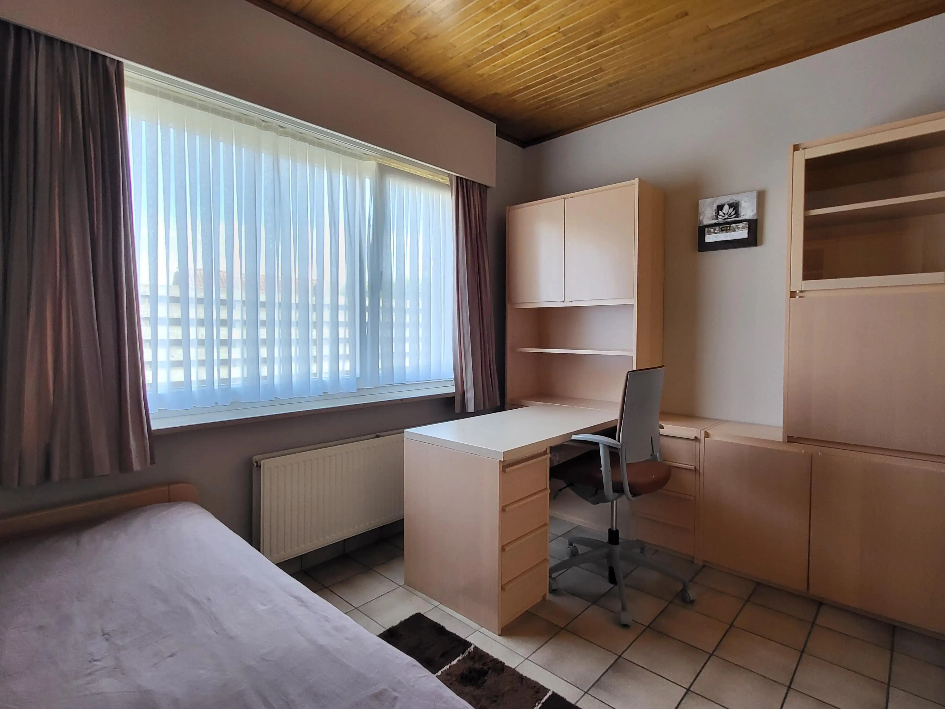 Deze ruime en uitstekend onderhouden villa-bungalow op een perceel van 1.264 m² combineert comfort, functionaliteit en een aangename woonbeleving met een zuidgericht terras en een prachtig aangelegde tuin met zwembad en badhuis.  foto 23