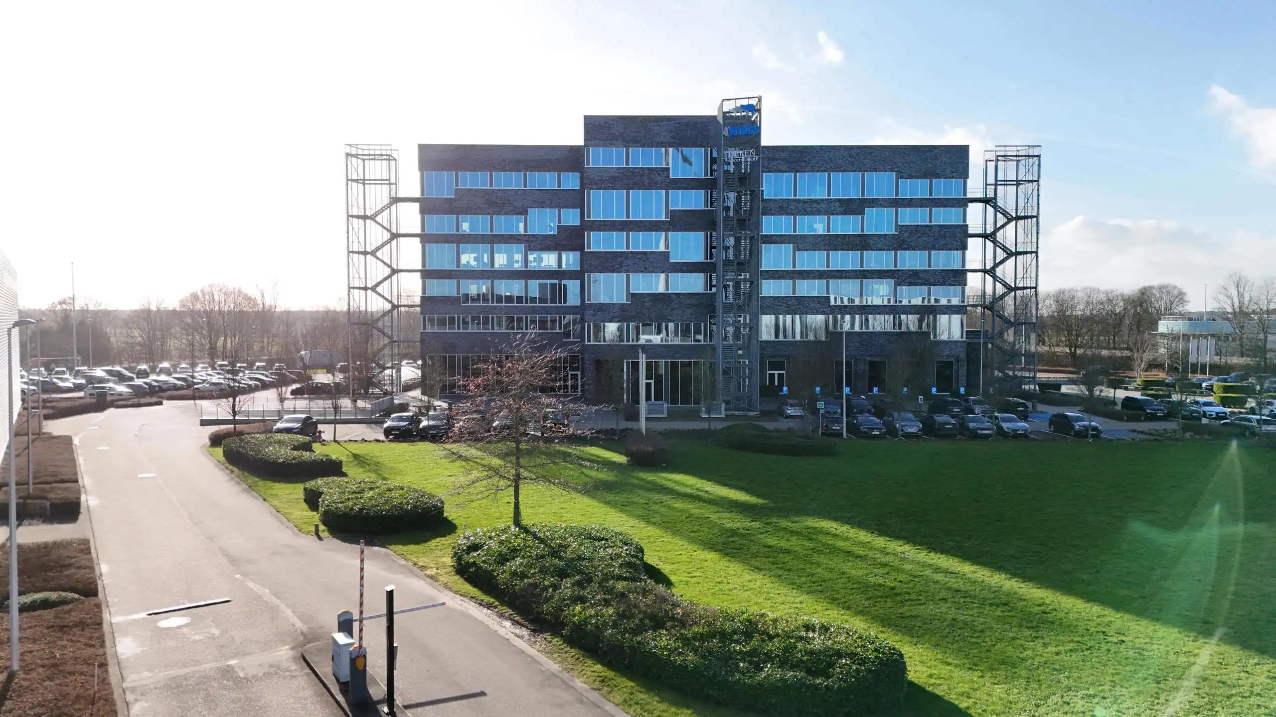 Ruim en Licht Kantoor met Uitzicht op de E313 foto 2