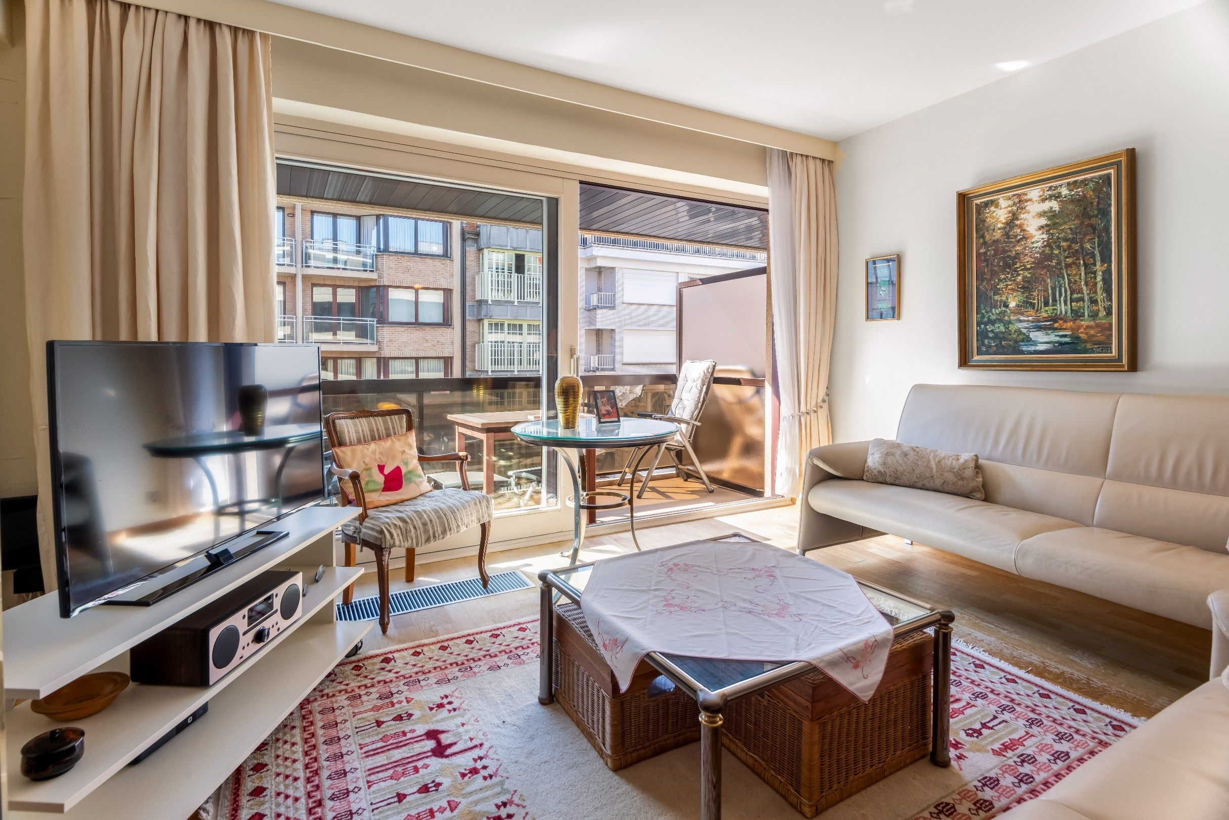 Zeer goed onderhouden zuidgericht appartement, centraal gelegen dichtbij het strand en de winkels. Parking mogelijk. foto 2