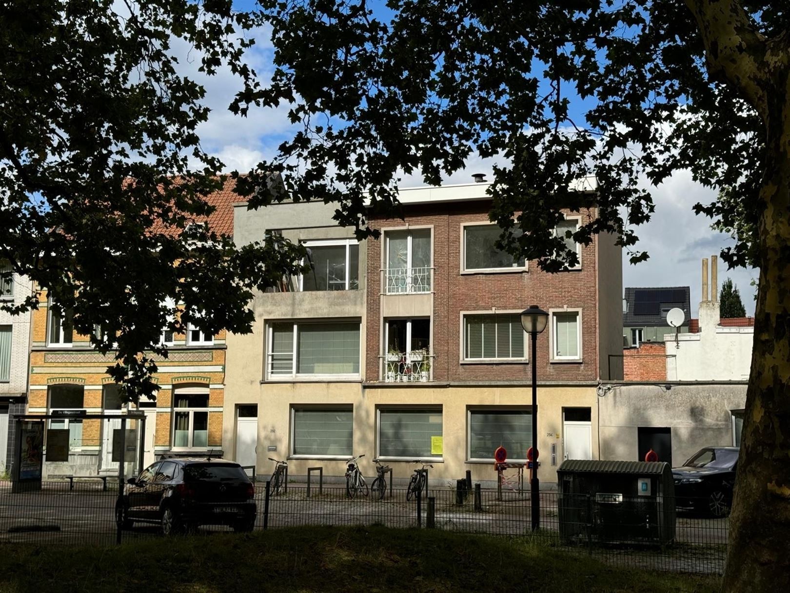 Ruim gelijkvloers appartement met tuin en terras zonder inkijk! foto 2