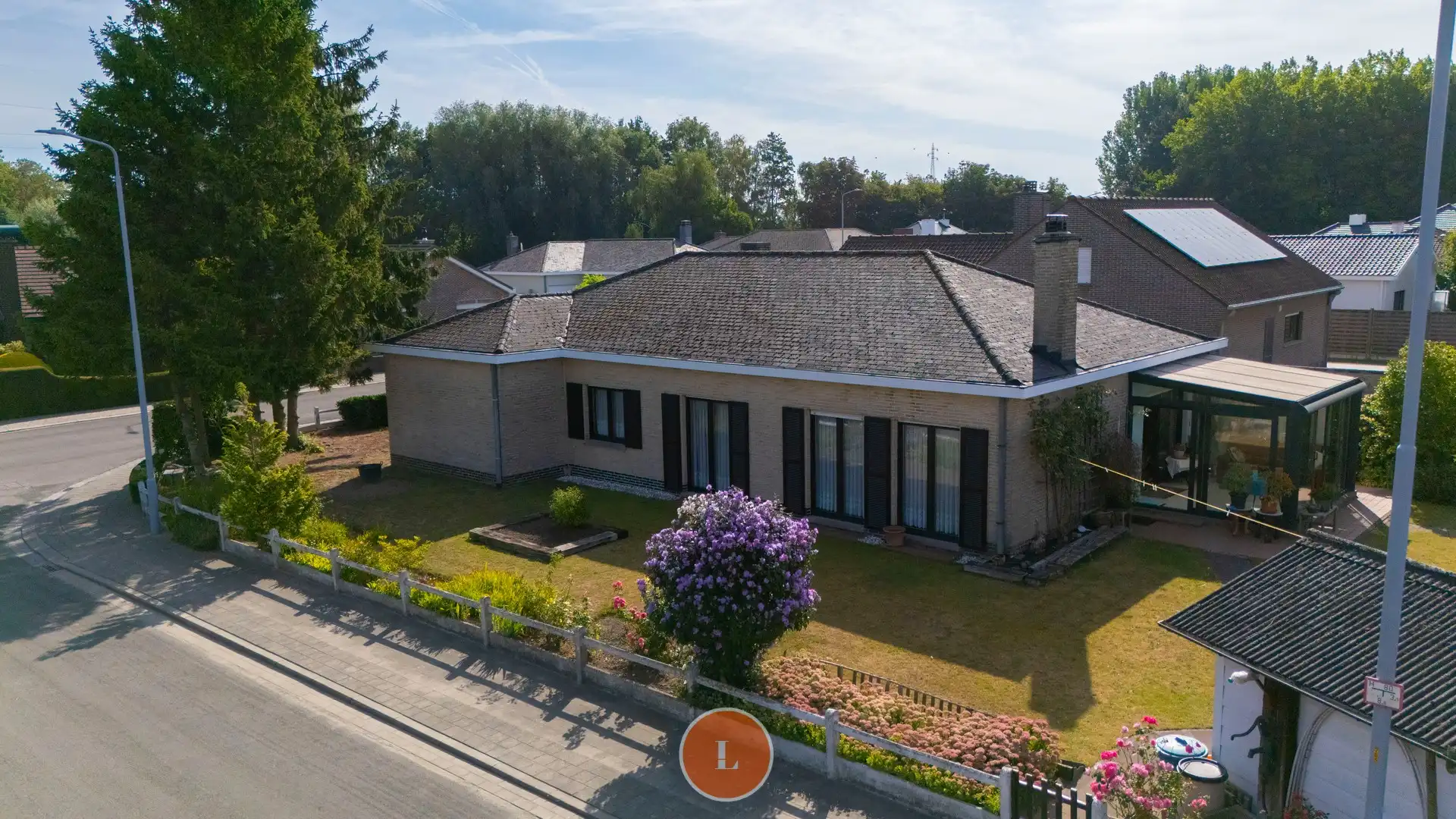 Te moderniseren bungalow met garage in rustige omgeving foto {{pictureIndex}}