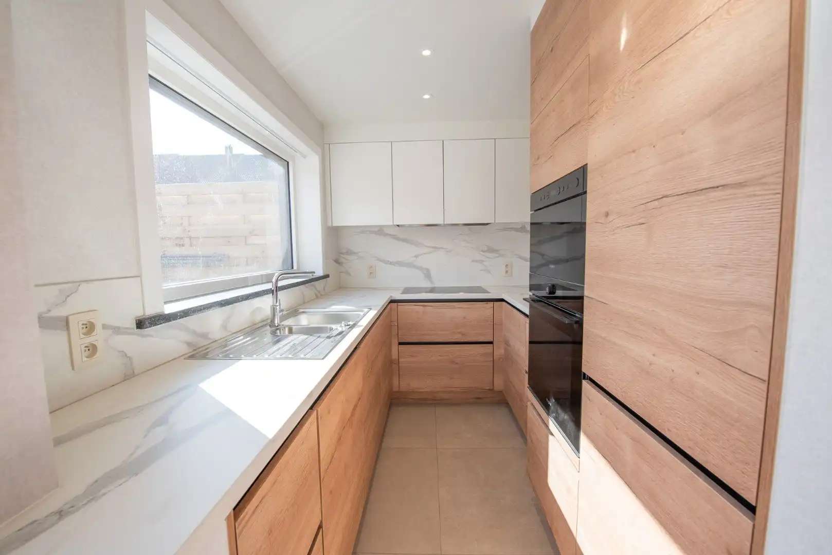 Charmante en gerenoveerde woning te Deinze! foto 5