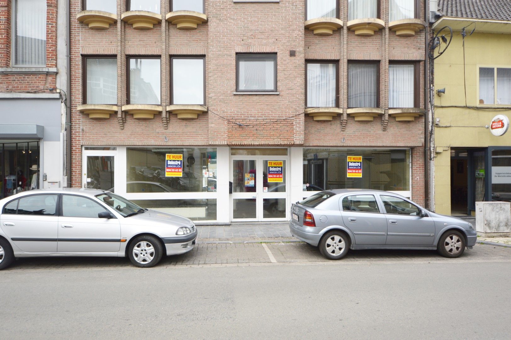 RUIM HANDELSGELIJKVLOERS CENTRUM MET PARKING VOOR DE DEUR foto 2