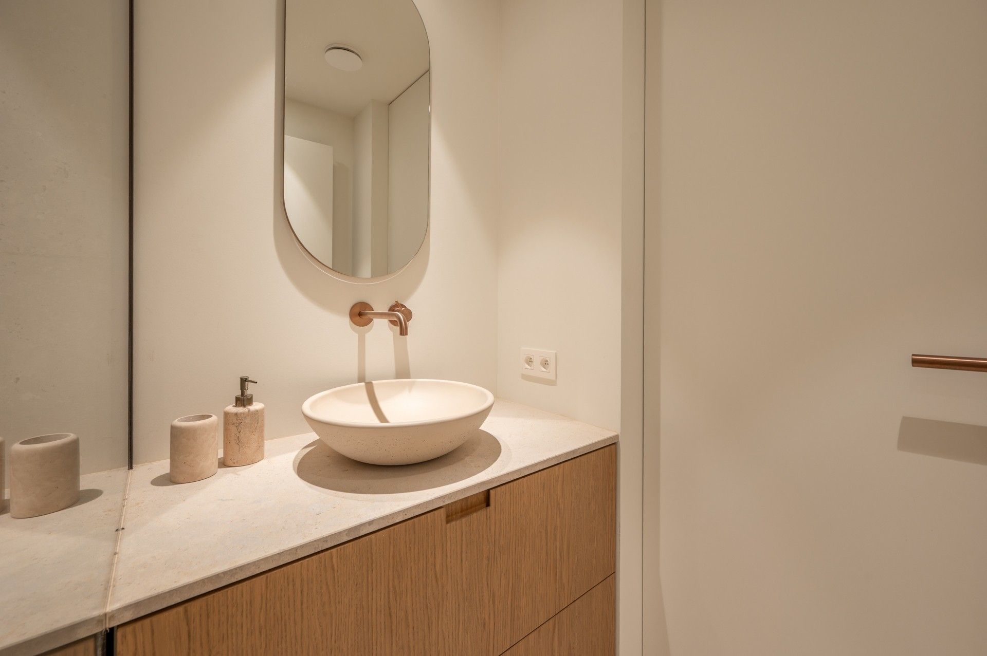 Gemeubeld: verfijnd gerenoveerd appartement op de zeedijk vlakbij het Rubensplein te Knokke! foto 19