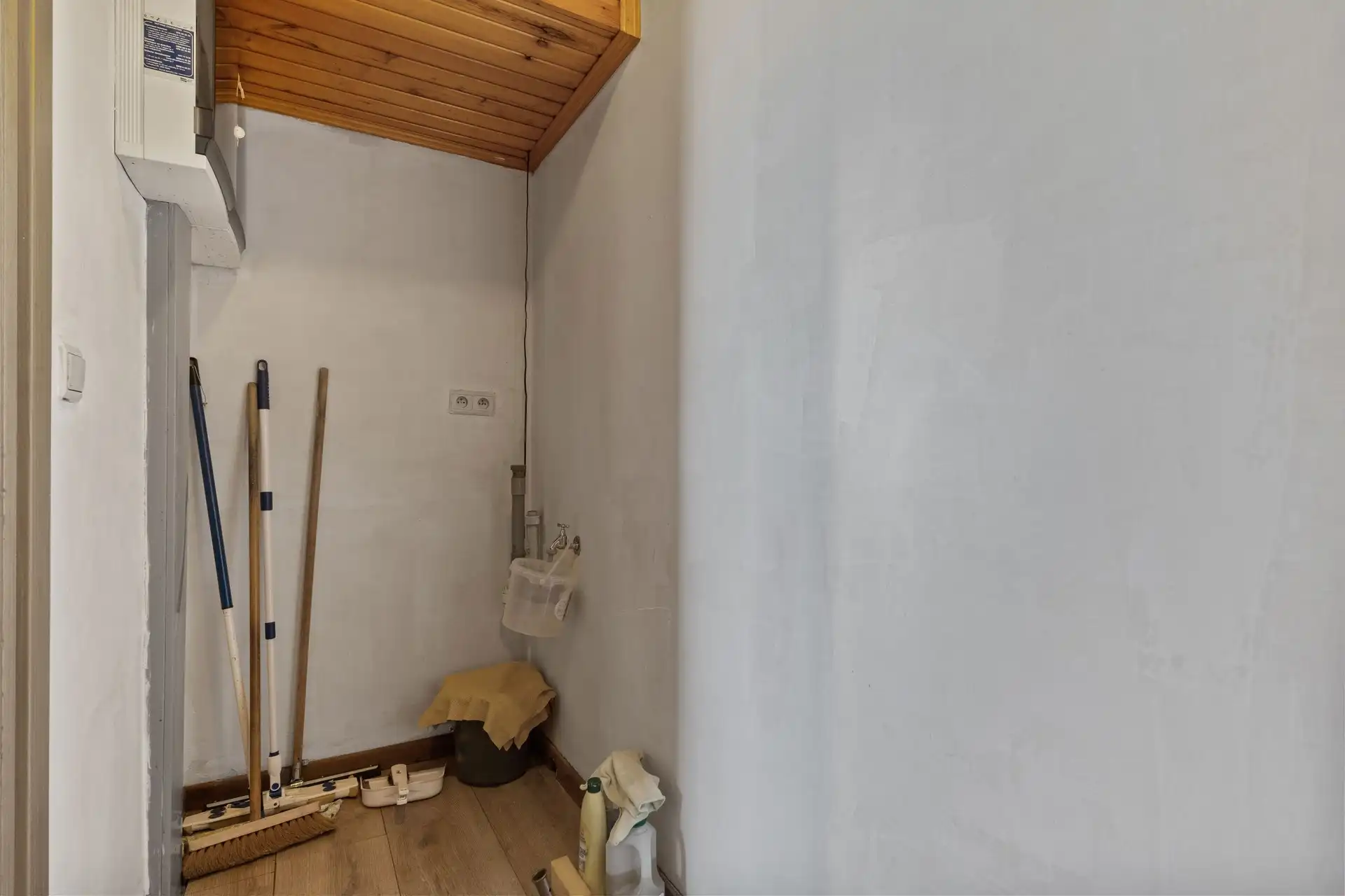 Ruim 2-slaapkamer appartement, bemeubeld en met bijhorende garage nabij het Donkmeer te Berlare foto 6