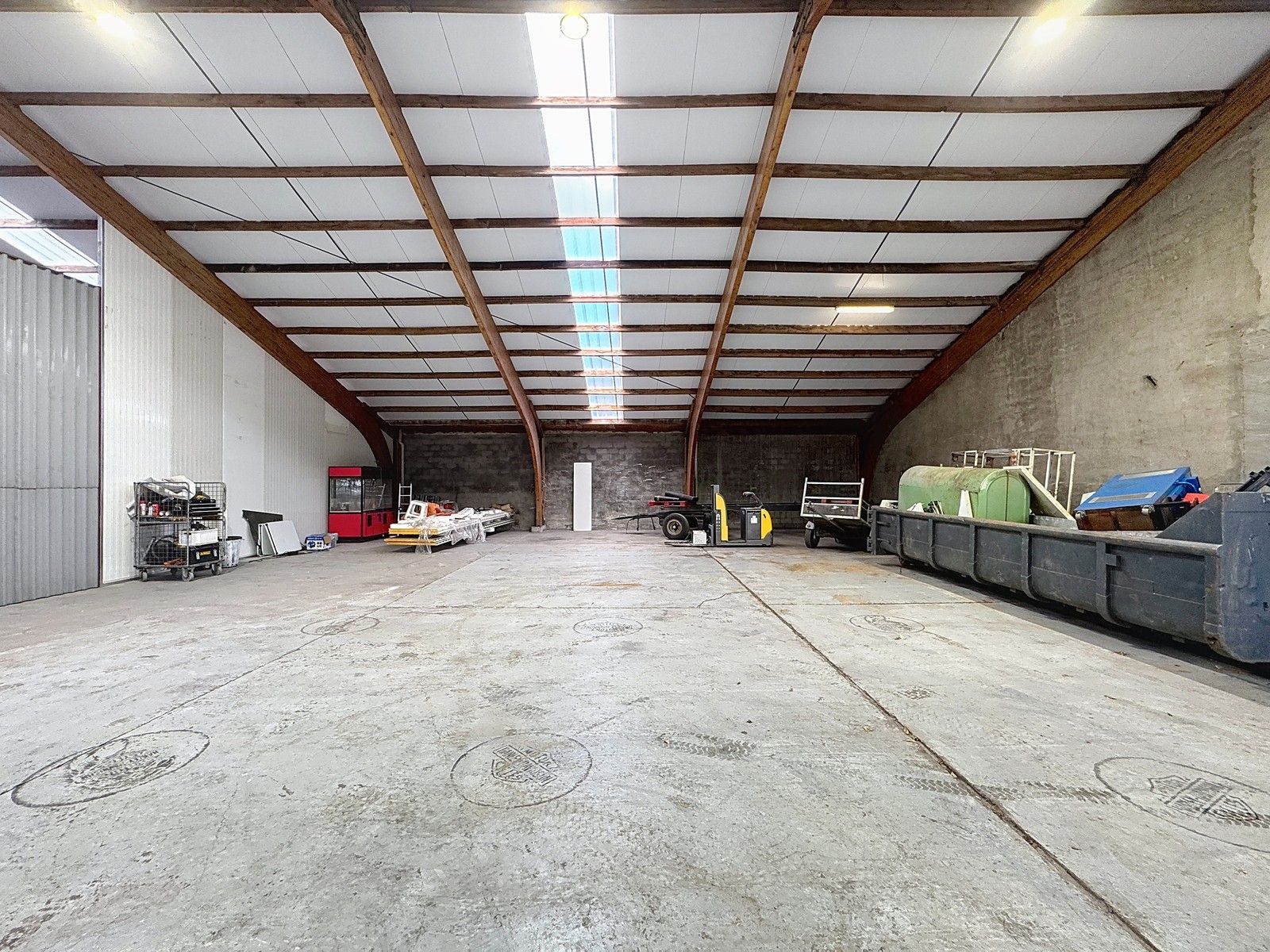 Instapklaar en geïsoleerde OPSLAGRUIMTE (384m²) met hoge sectionaalpoort op TOP-LIGGING te 8200 Brugge (Sint-Michiels)! foto 8