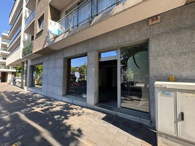 Handelspand van 122 m² in Genk-centrum, tegenover Shopping 1 foto {{pictureIndex}}