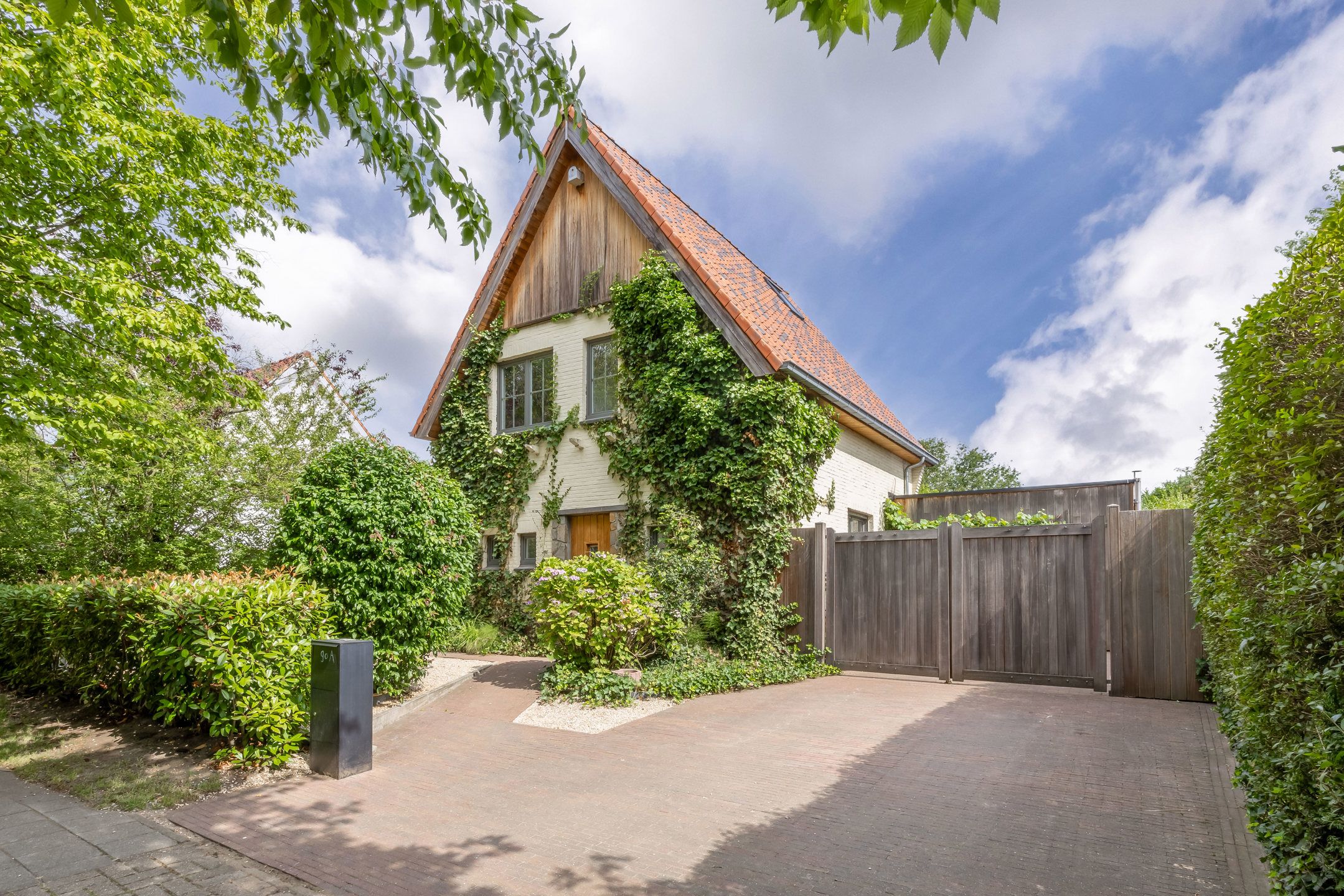 Hoofdfoto van de publicatie: Karaktervolle woning met zwembad op toplocatie in Wijnegem