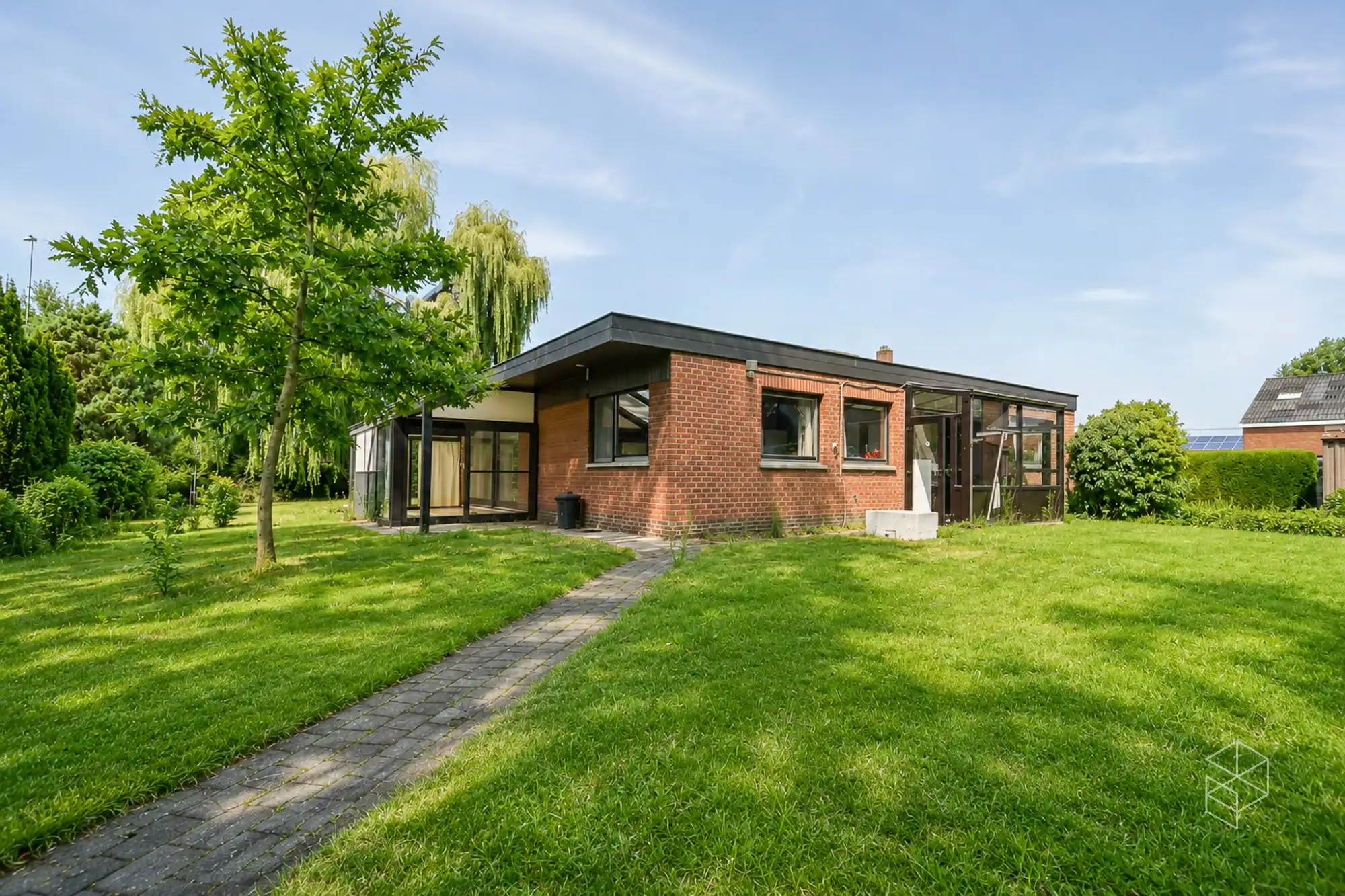 Centraal gelegen gelijkvloerse woning met royale tuin op 1636m² foto 2