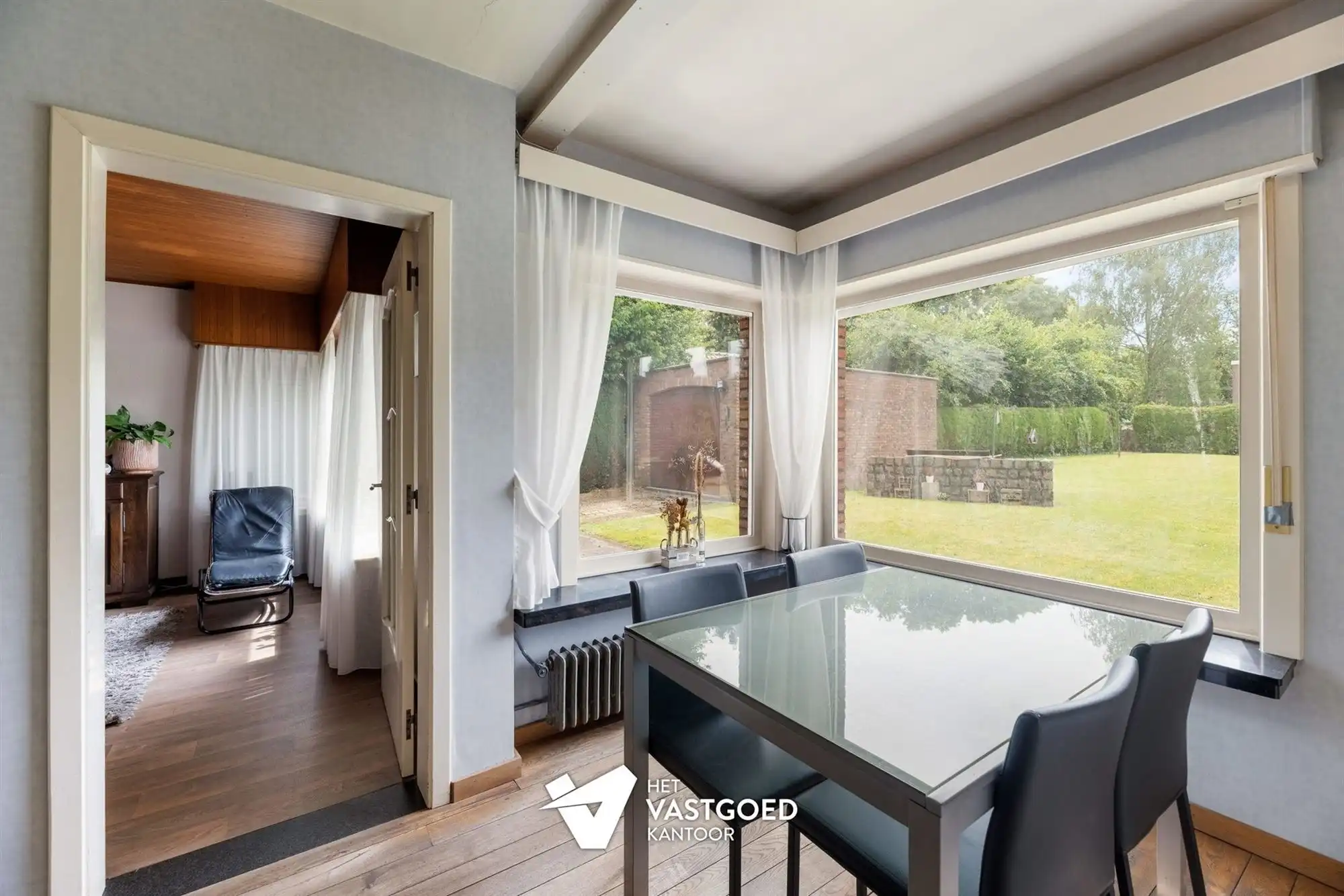 INSTAPKLARE, CENTRAAL GELEGEN WONING OP RUIM PERCEEL MET ZWEMBAD foto 9