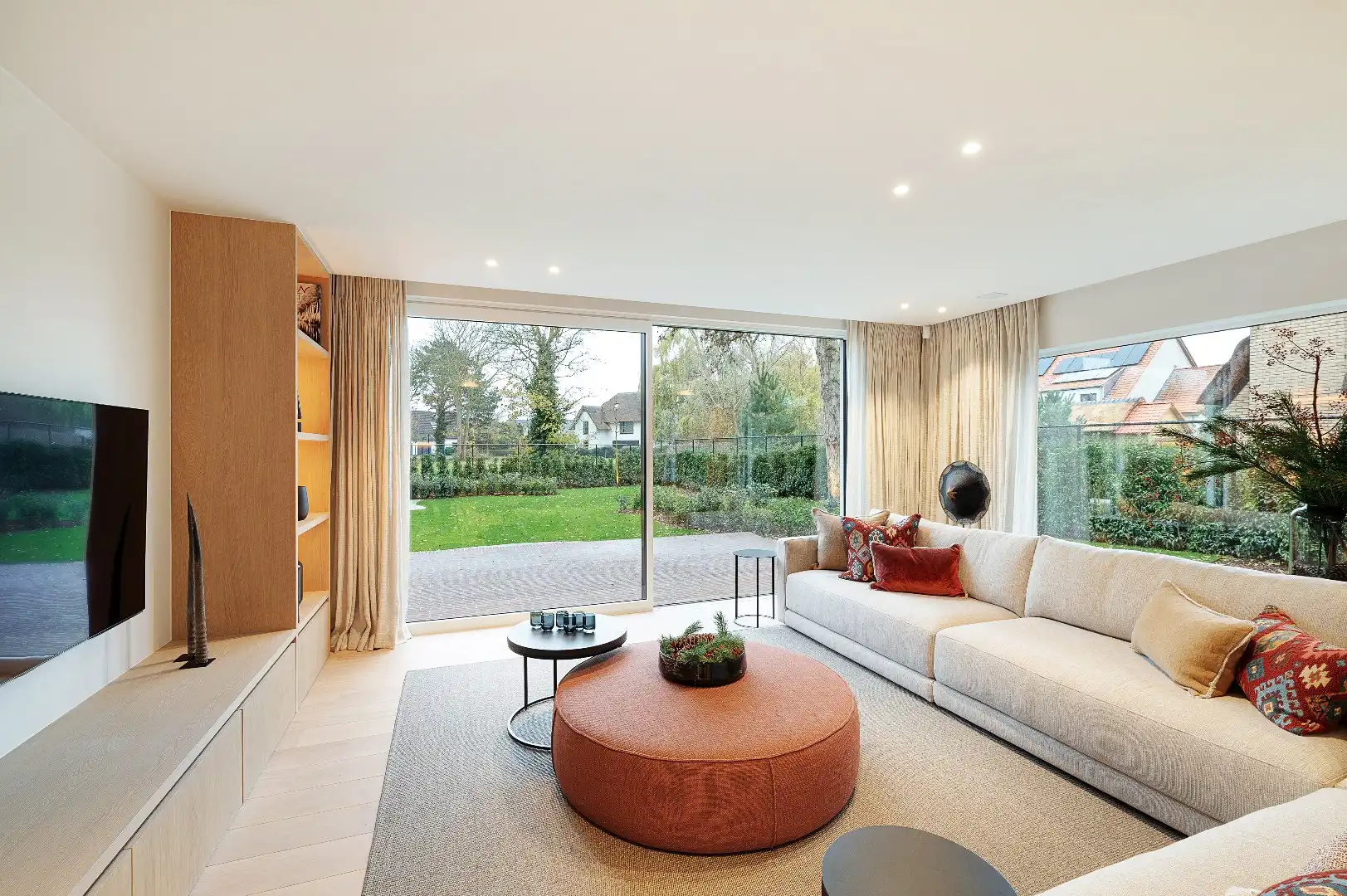 Ruime en elegante alleenstaande villa met luxe afwerking en zonnige tuin foto 3