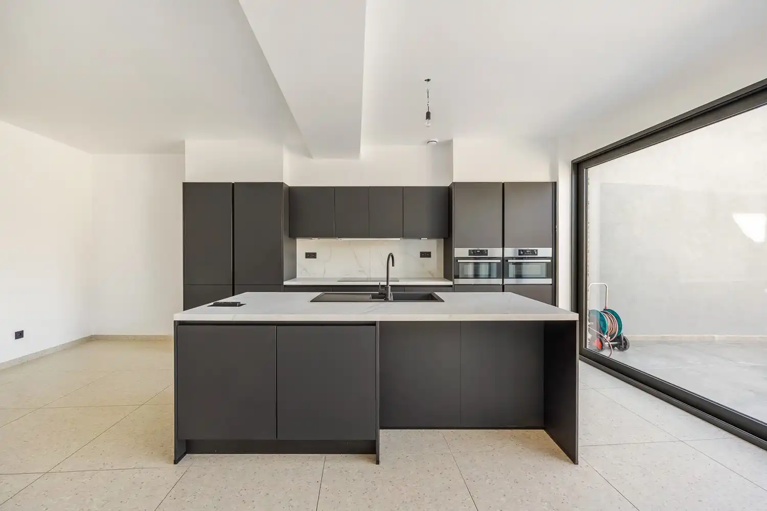 Modern gelijkvloers appartement met een zeer grote tuin (±200m²)  in hartje Sint-Niklaas! foto 3