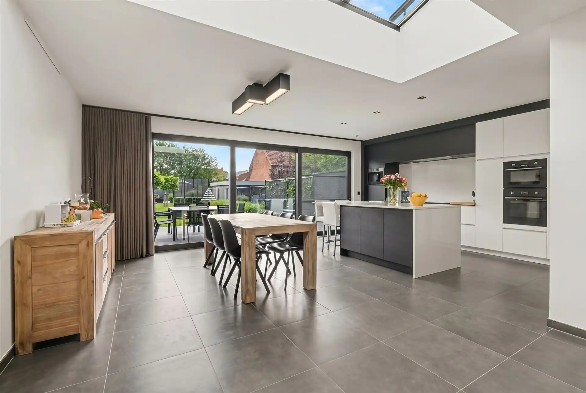Uitstekend gelegen gezinswoning met inpandige garage en mooi aangelegde tuin (430m²) foto 4