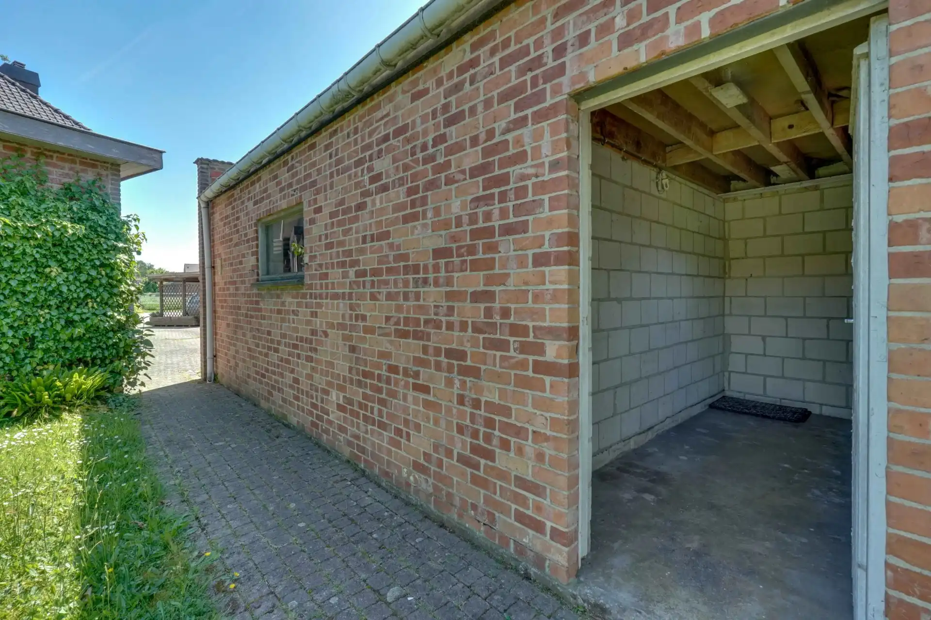 Ruime gezinswoning met 3 slaapkamers, garage en tuin foto 16