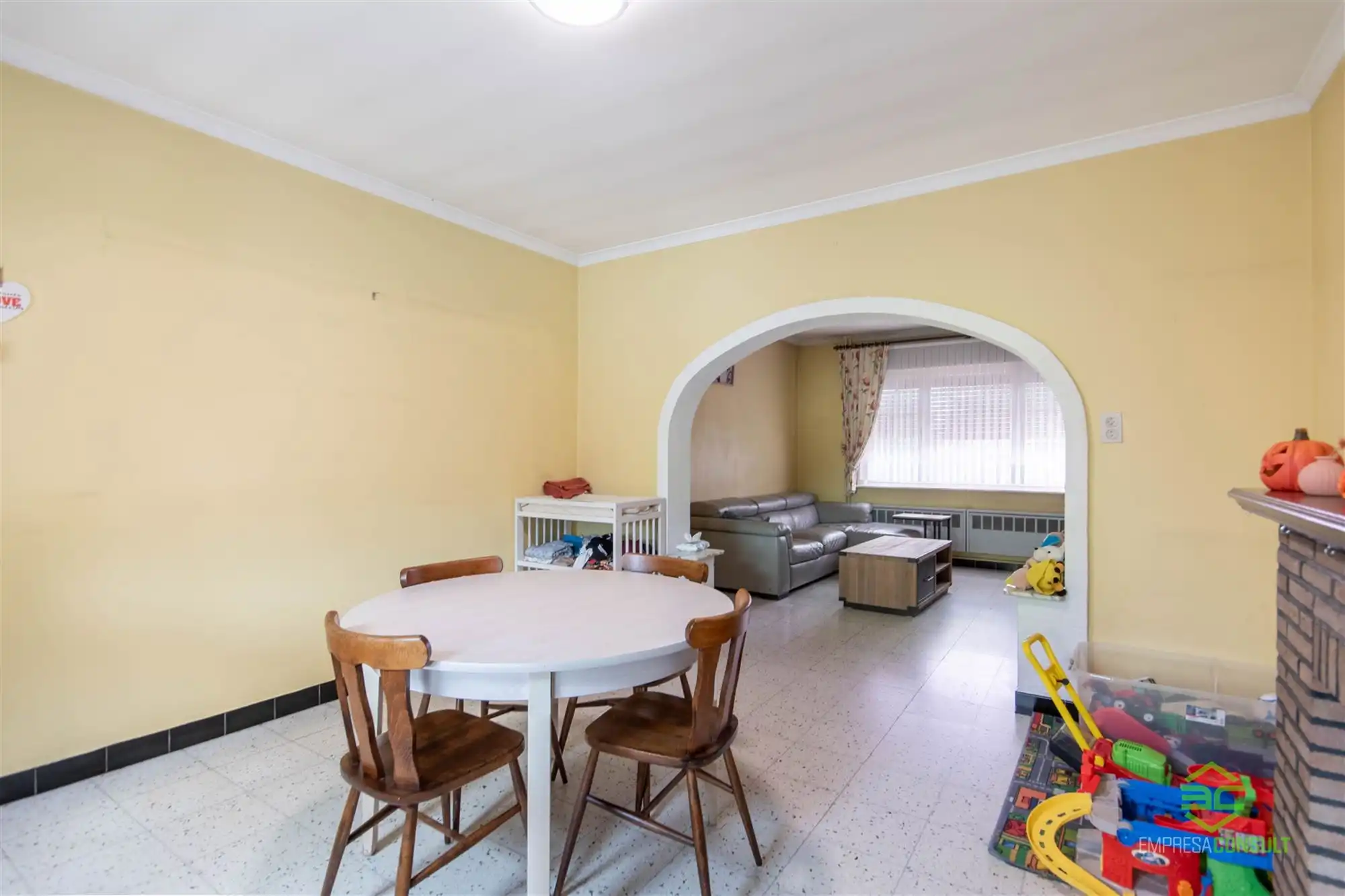 Zeer ruime gezinswoning met achtergelegen loods van 125m²! foto 4