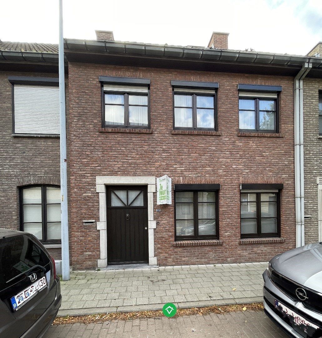 Gezellige rijwoning met 3 slaapkamers, terrastuin en garage te Kachtem foto {{pictureIndex}}