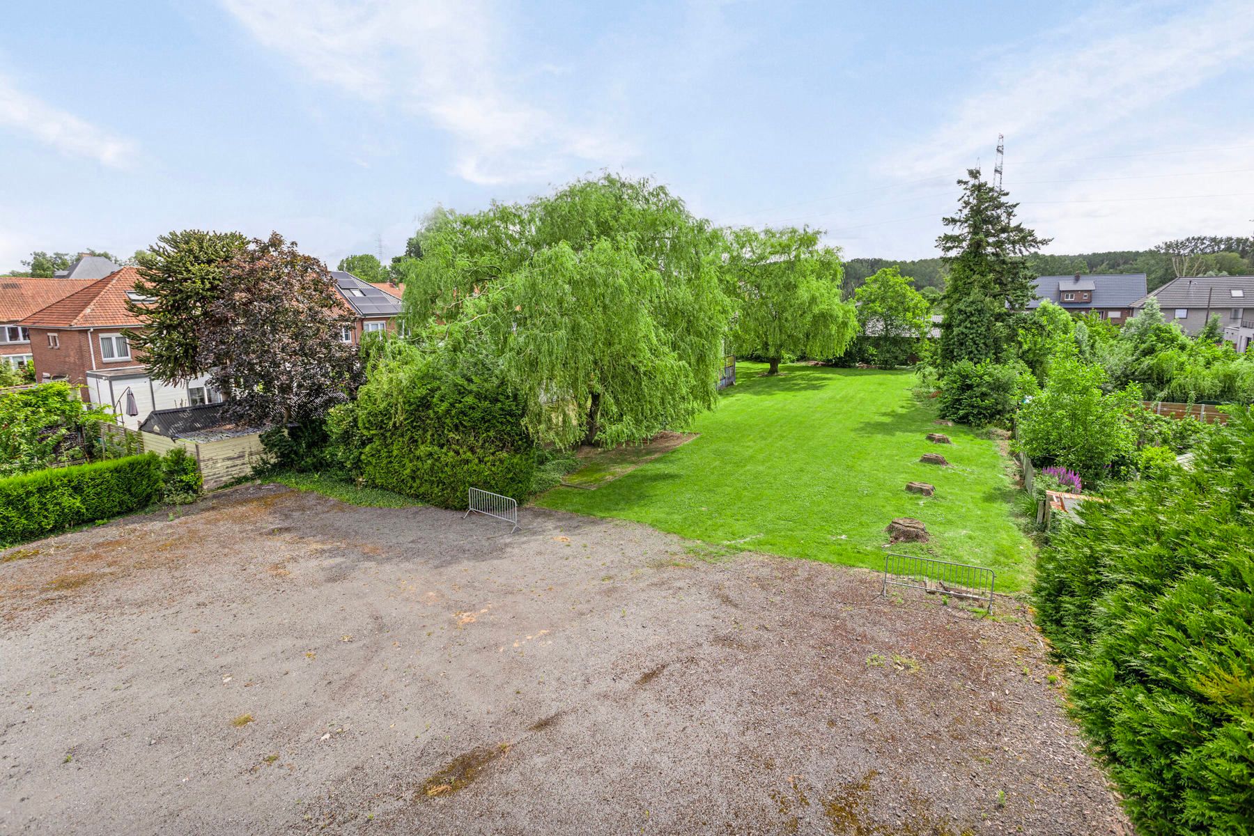 Uitzonderlijk gebouw met feestzaal, appartement en garages foto 6