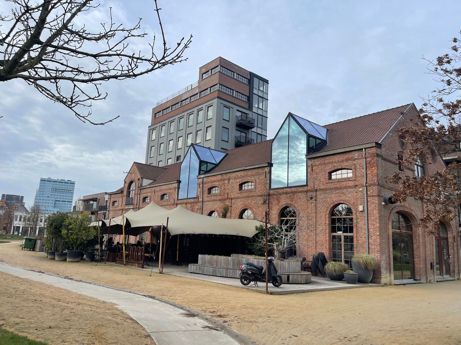 Horecapand met terras aan Park Spoor Noord foto {{pictureIndex}}