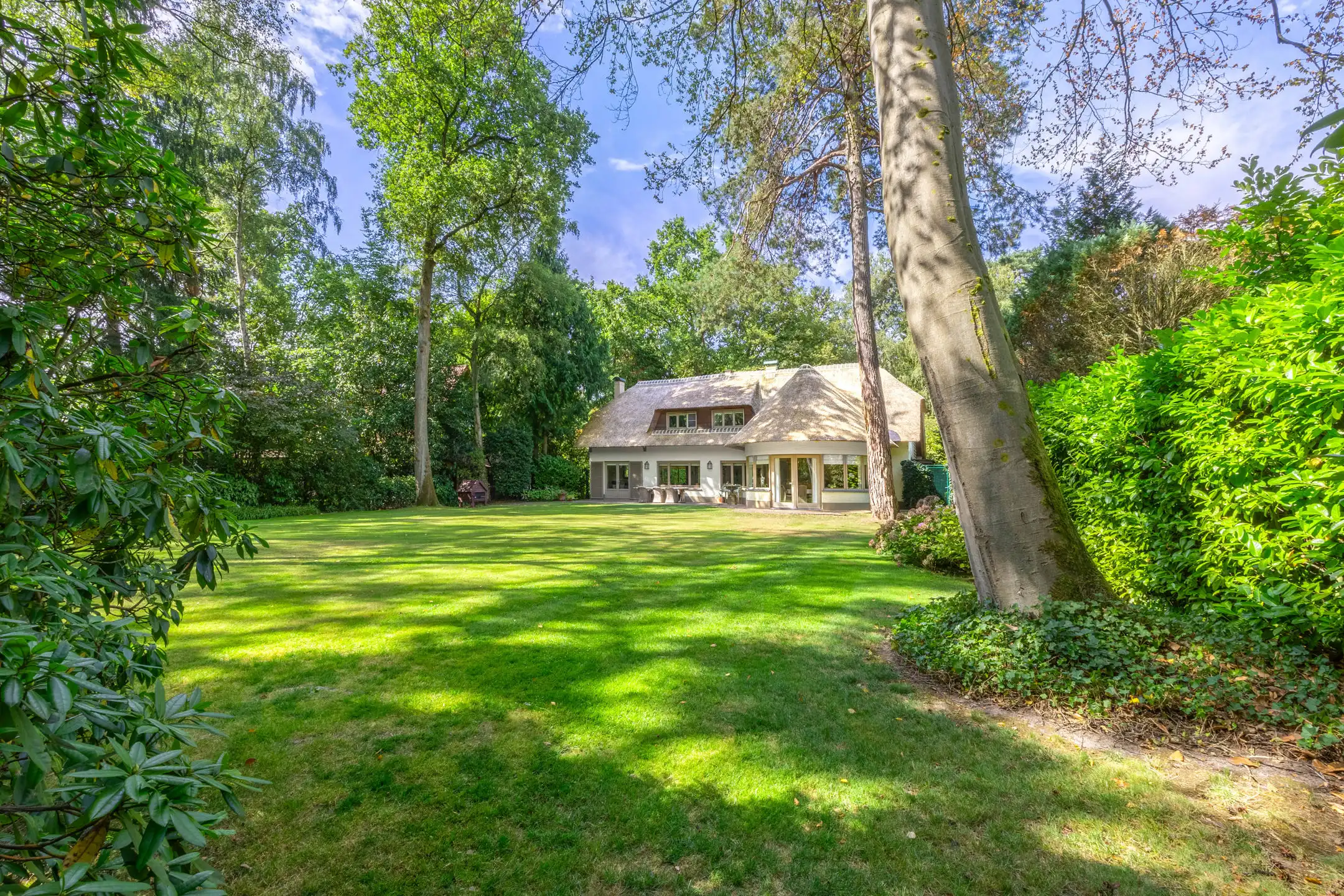 Charmante klasse-villa met rieten dak in bosrijke omgeving foto 39