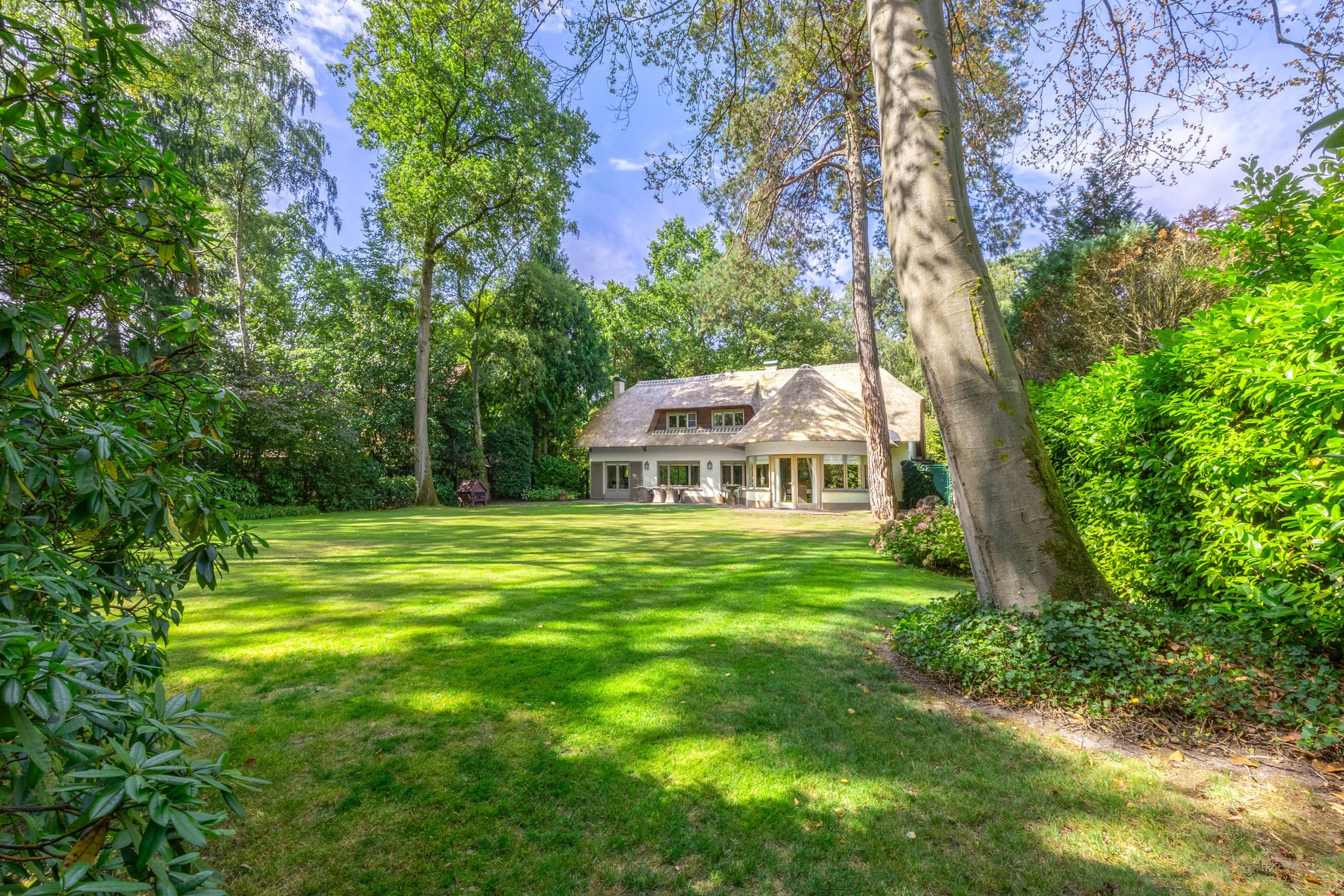 Charmante klasse-villa met rieten dak in bosrijke omgeving foto 39