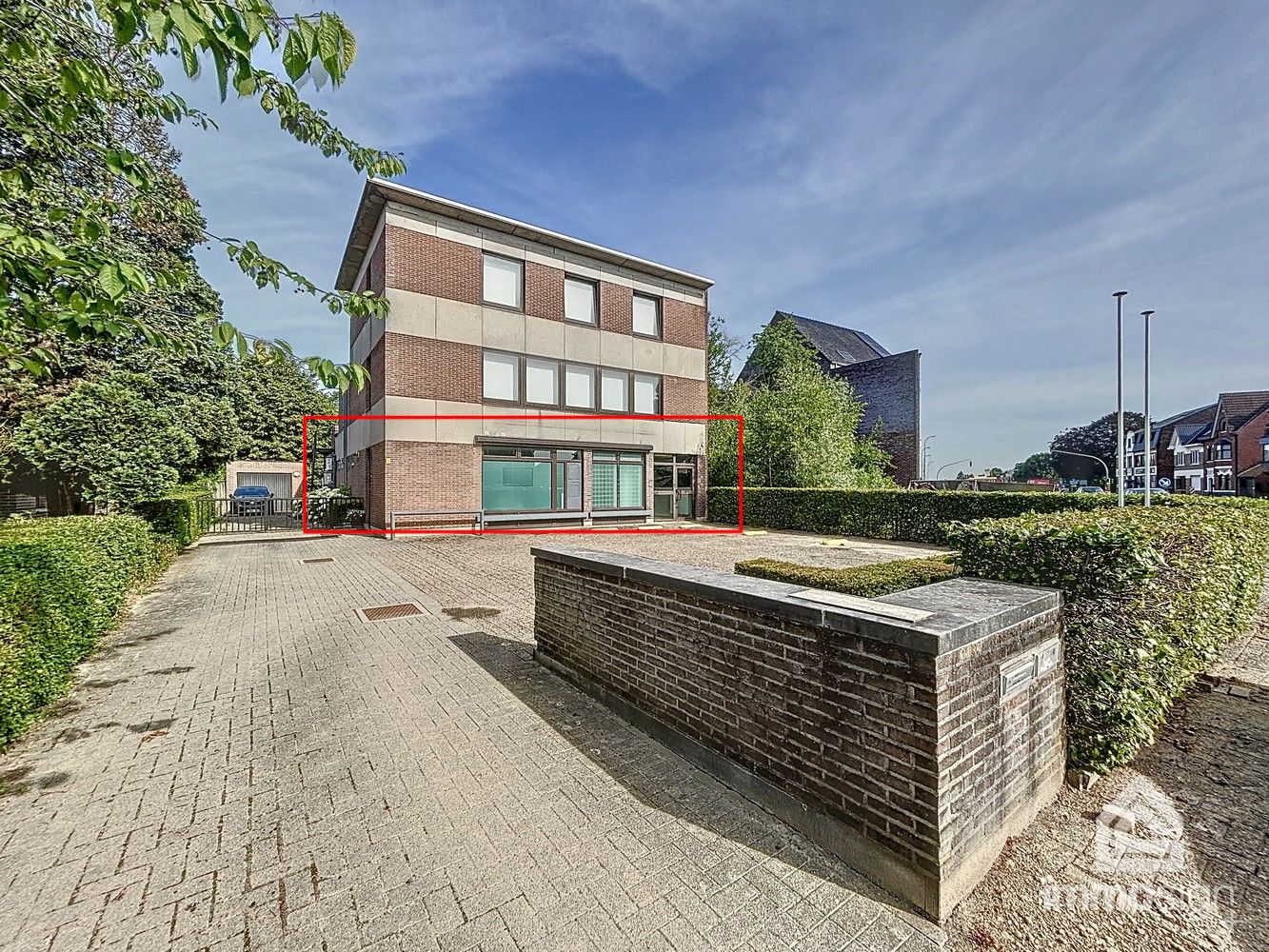 Gelijkvloerse kantoorruime van 243m² langs de Rijksweg foto {{pictureIndex}}