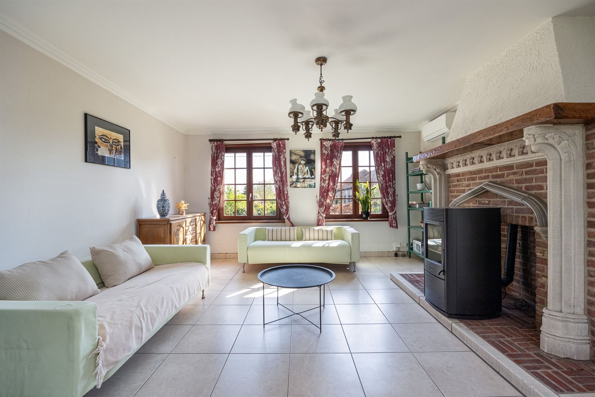 Open bebouwing met drie slaapkamers en grote tuin foto 5