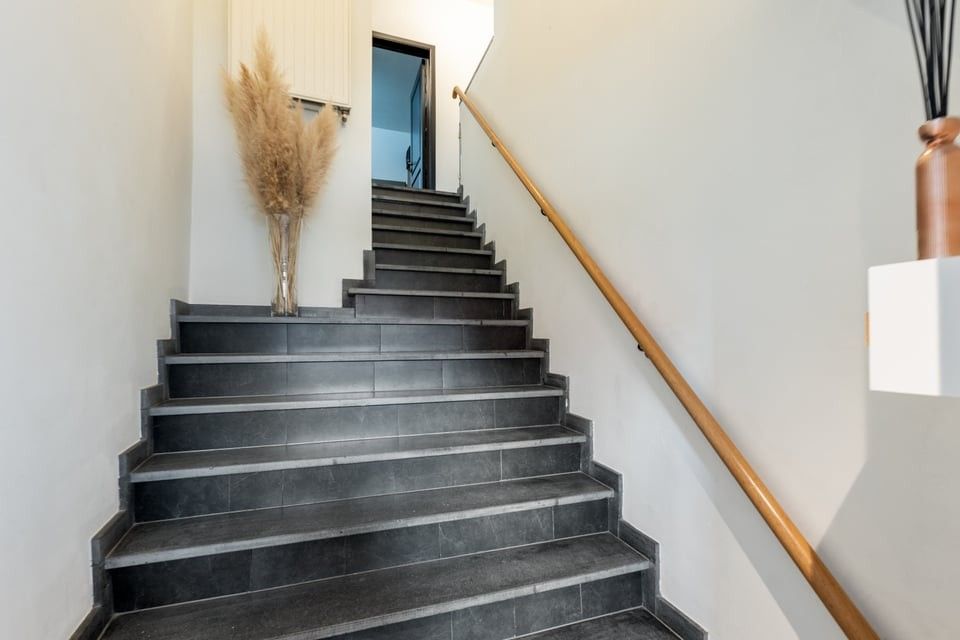 INSTAPKLAAR APPARTEMENT MET 2 SLKS, 2 AUTOSTAANPLAATSEN EN GEMEENSCHAPPELJKE TUIN OP TOPLOCATIE foto 7