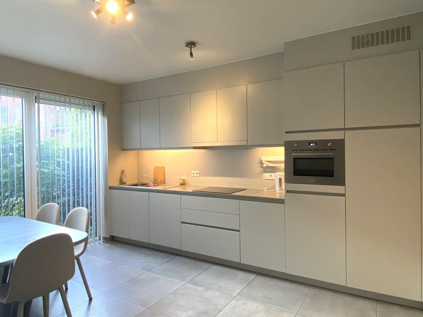 GELIJKVLOERS APPARTEMENT MET TERRAS EN GARAGE foto 3