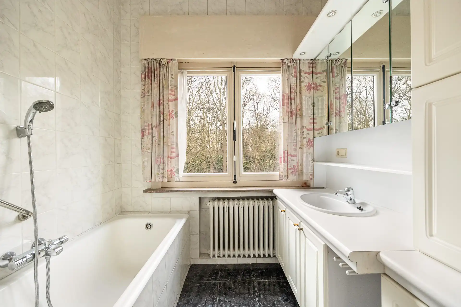 Ruime villa met garage en zwembad + bouwgrond + 2 magazijnen foto 47