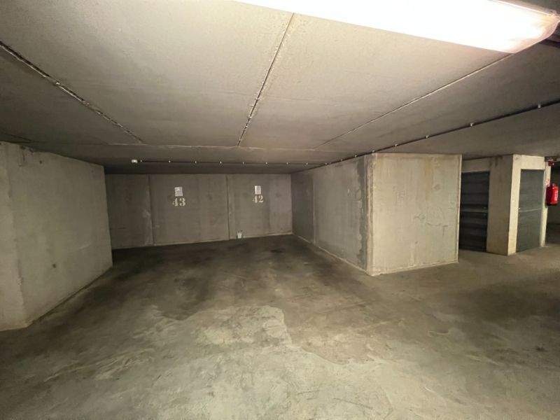 --- NIEUW --- Ondergrondse (-2) autostaanplaats te huur te Gent centrum foto {{pictureIndex}}