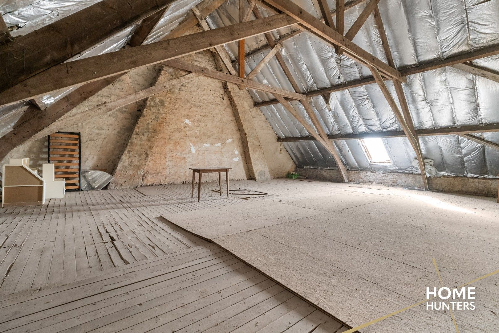 Renovatieproject met 4 slaapkamers, garage en ruime tuin foto 18