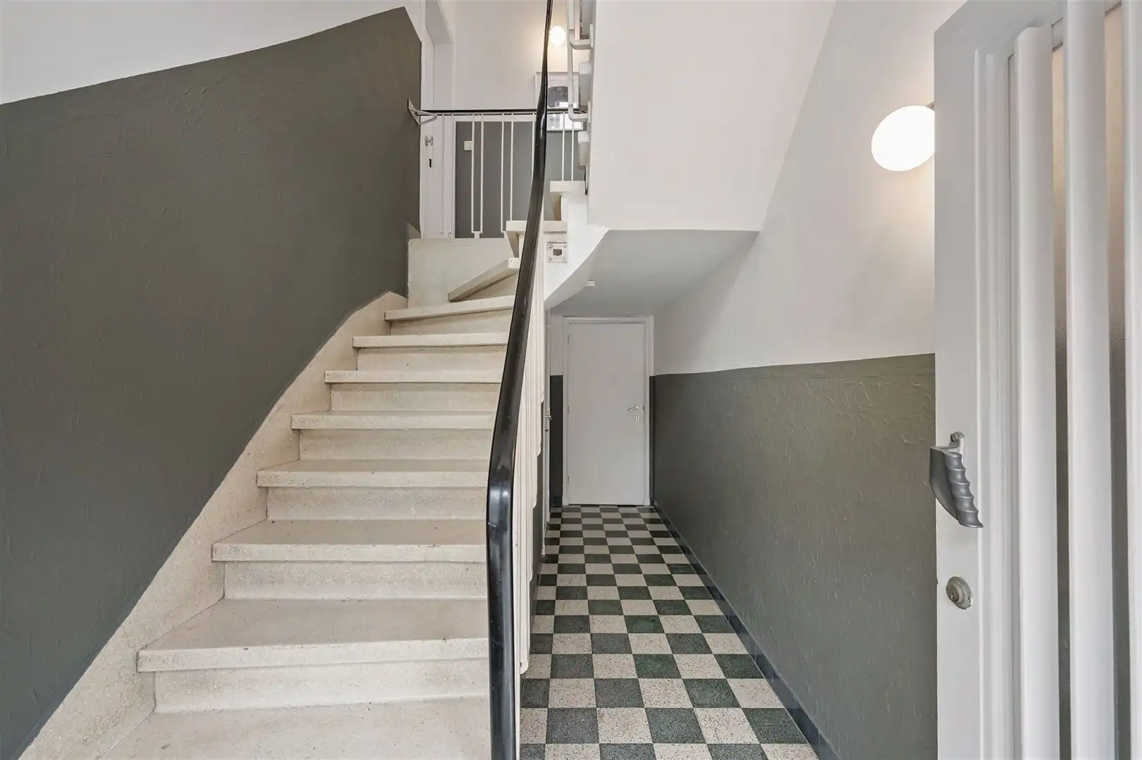 Verzorgd appt 2 slk met  privébergingen in hartje Merksem foto 15