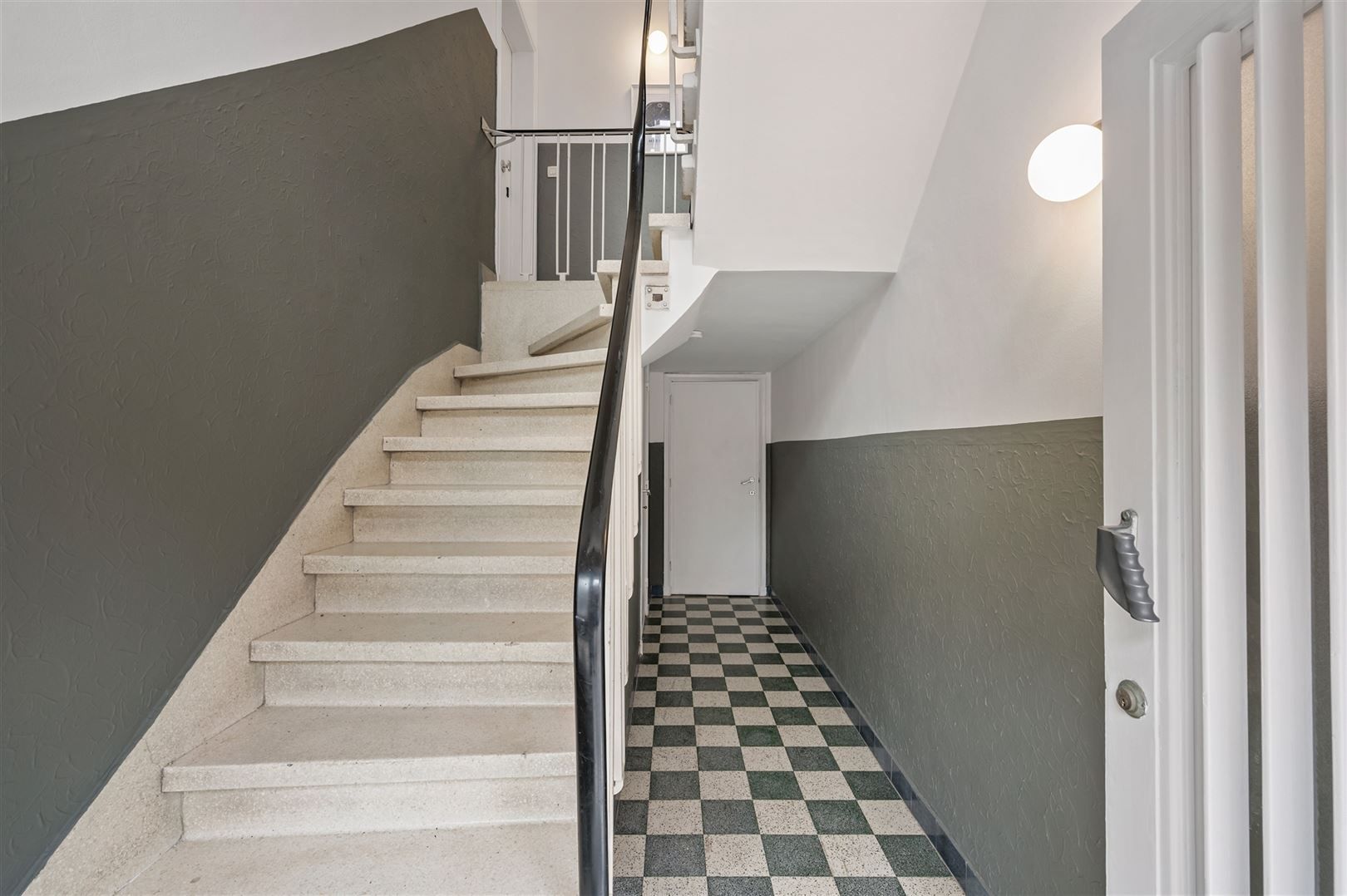 Verzorgd appt 2 slk met  privébergingen in hartje Merksem foto 15