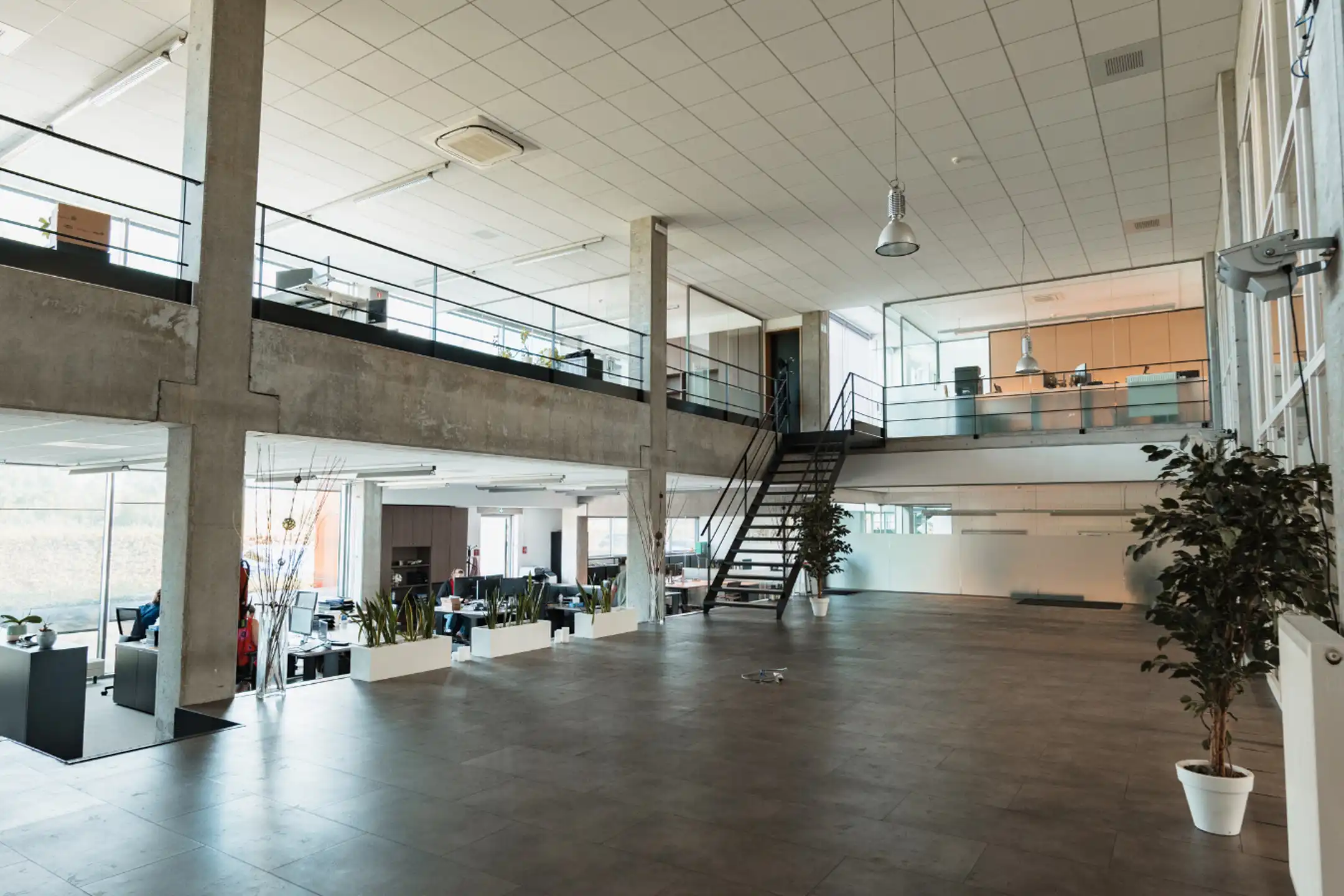 Modern bedrijfsgebouw langs E17 in Zwijndrecht foto 16