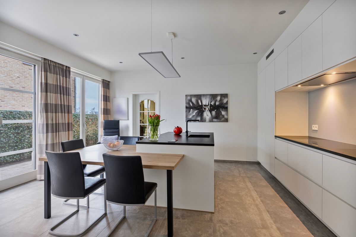 Ruime gelijkvloerse woning met bedrijfshal foto 12