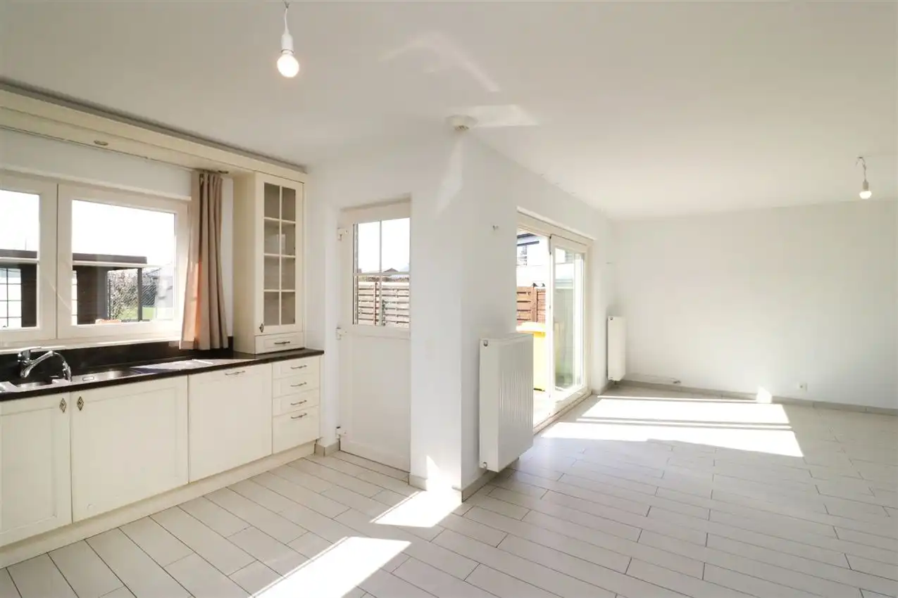 Recente woning met drie slaapkamers en garage op rustige locatie foto 8