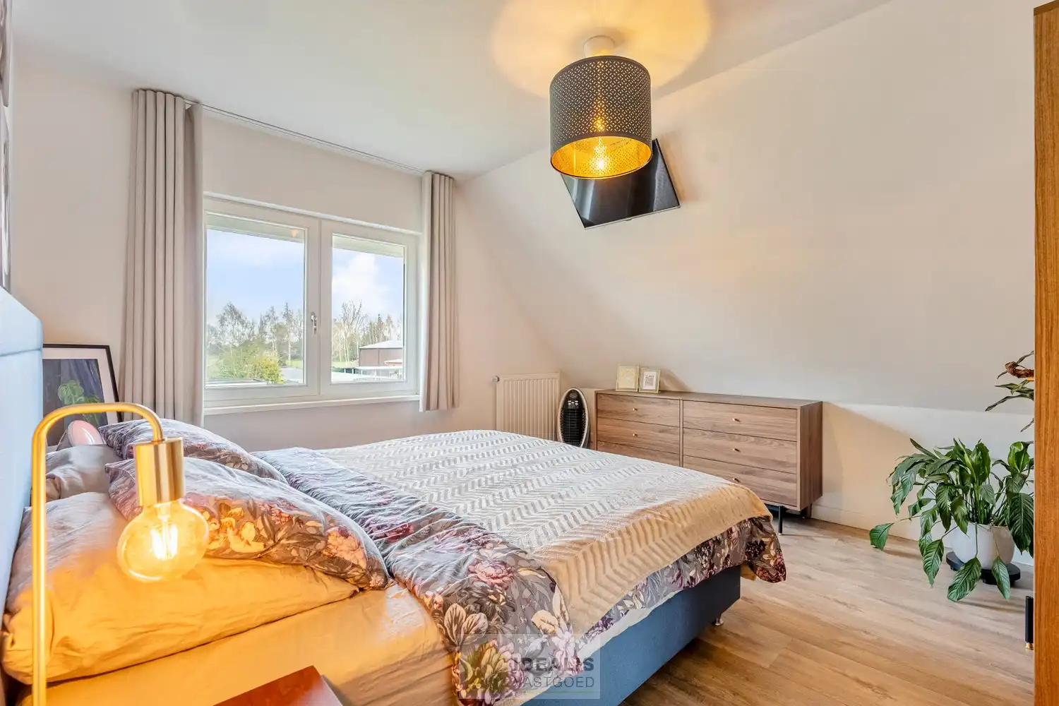 Recent gerenoveerde en perfect onderhouden eengezinswoning met lichtrijke leefruimte, praktisch uitgeruste keuken, 3 slaapkamers, knappe badkamer en knap bijgebouw! foto 27