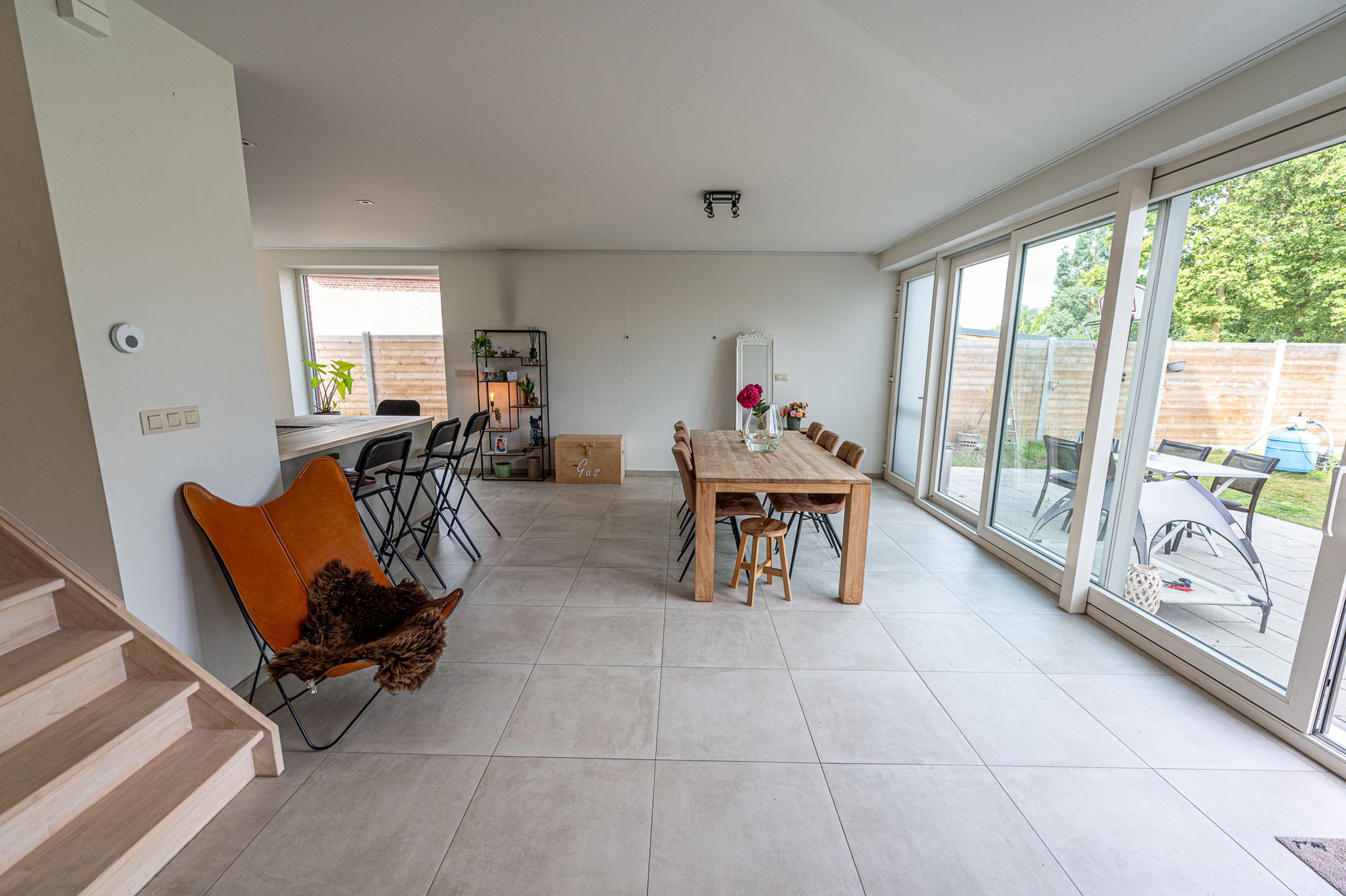Moderne gezinswoning met terras en tuin foto 9