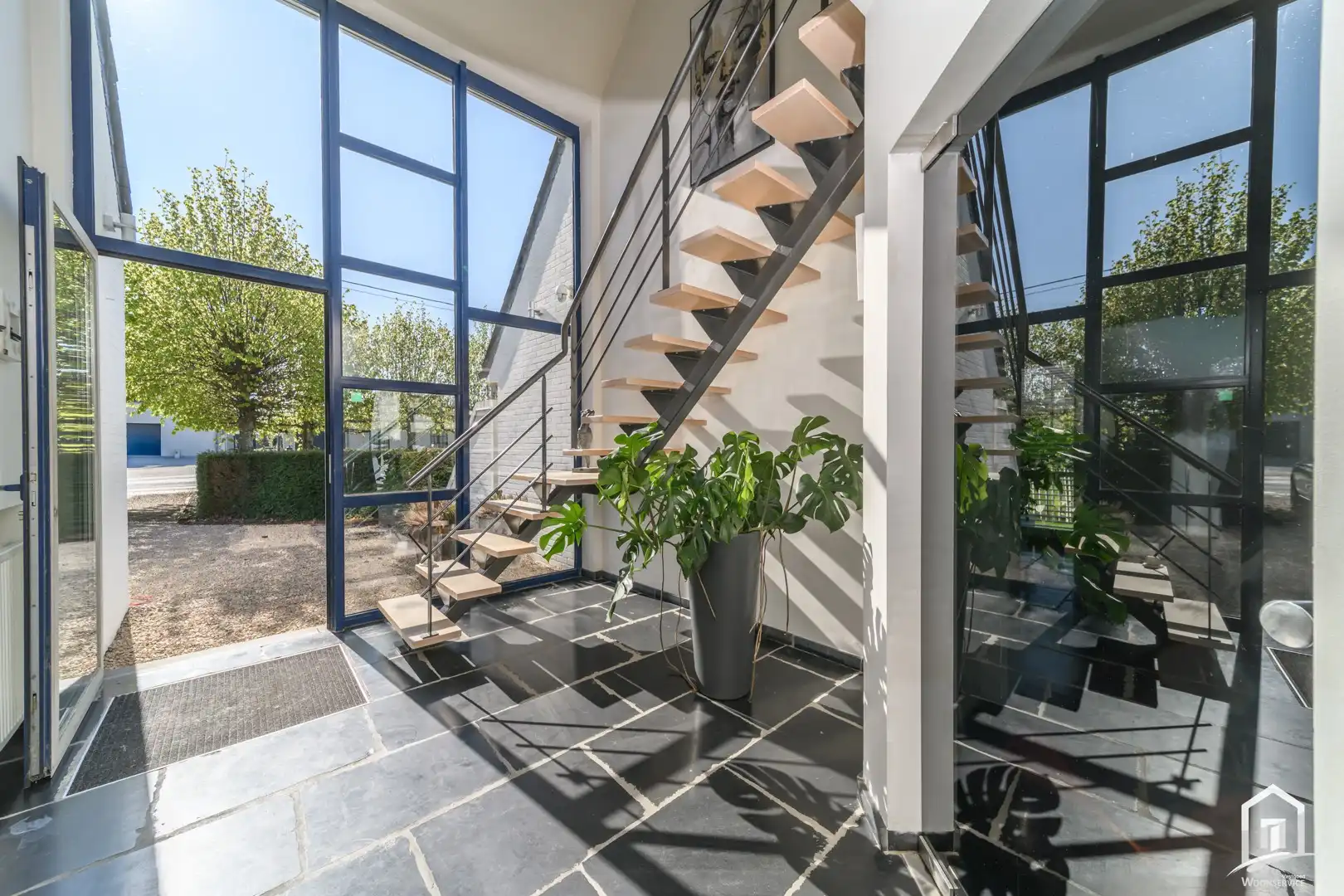 Instapklare villa met 3 SLK's, garage en riante tuin met zwembad foto 3