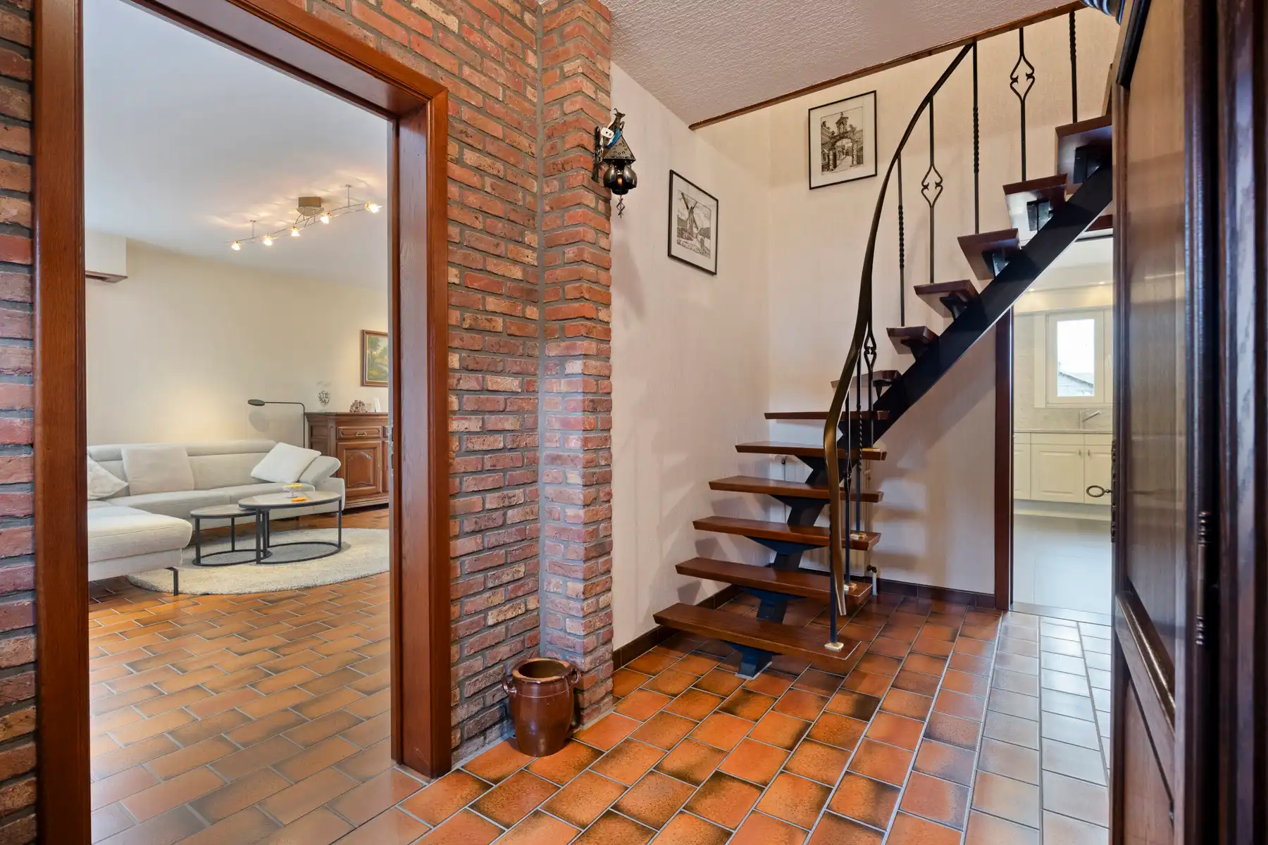 Karaktervolle woning met omheinde tuin en veel staanplaatsen foto 2