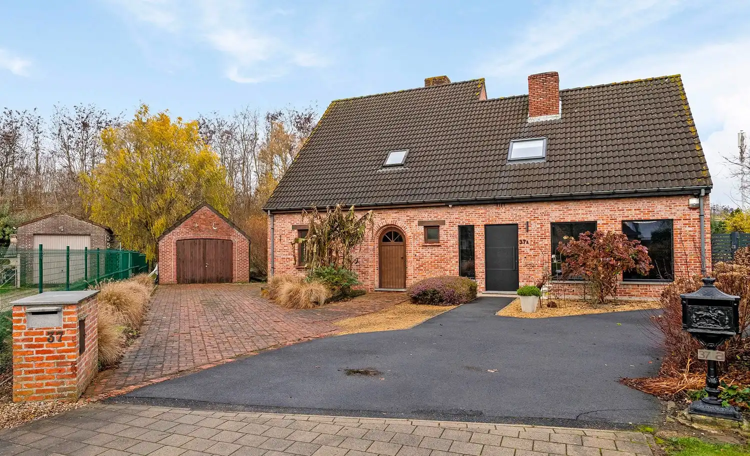 Ruime halfopen gezinswoning met 4 slaapkamers, garage en tuin gelegen in een residentiële straat te Drongen foto 2