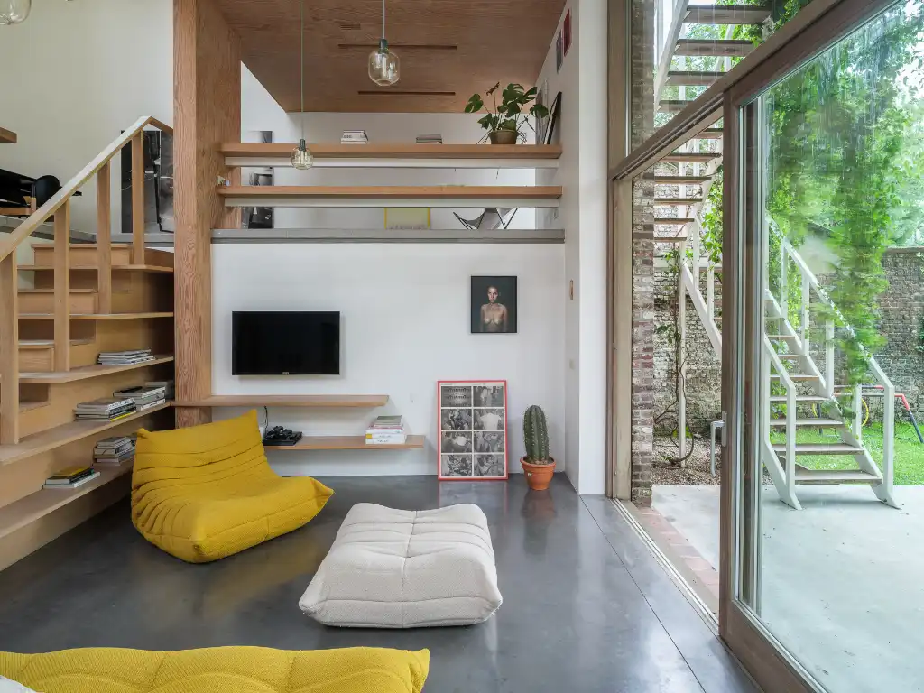 Uniek vastgoed! Exclusieve en creatieve site met twee kantoorruimtes, een polyvalent handelspand, een short-staystudio en een bijzonder architecturale split-levelwoning met ruime tuin, op een boogscheut van het stadscentrum. foto 2