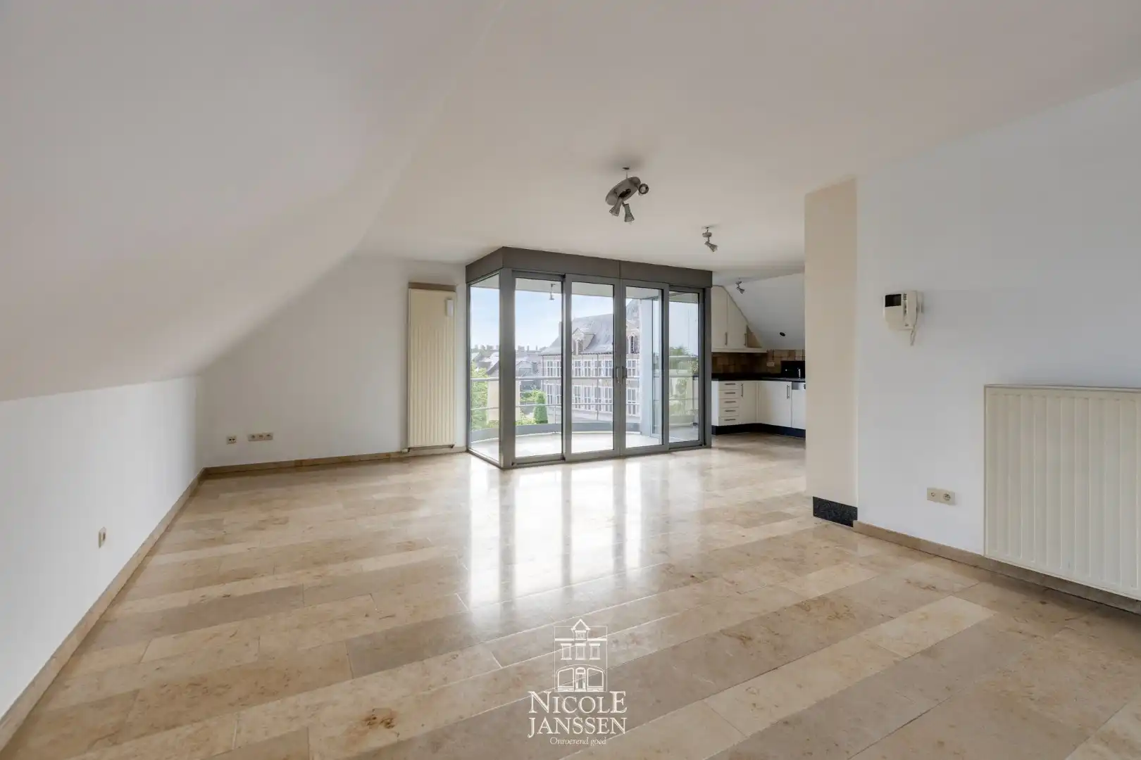 Zeer ruim appartement foto 9