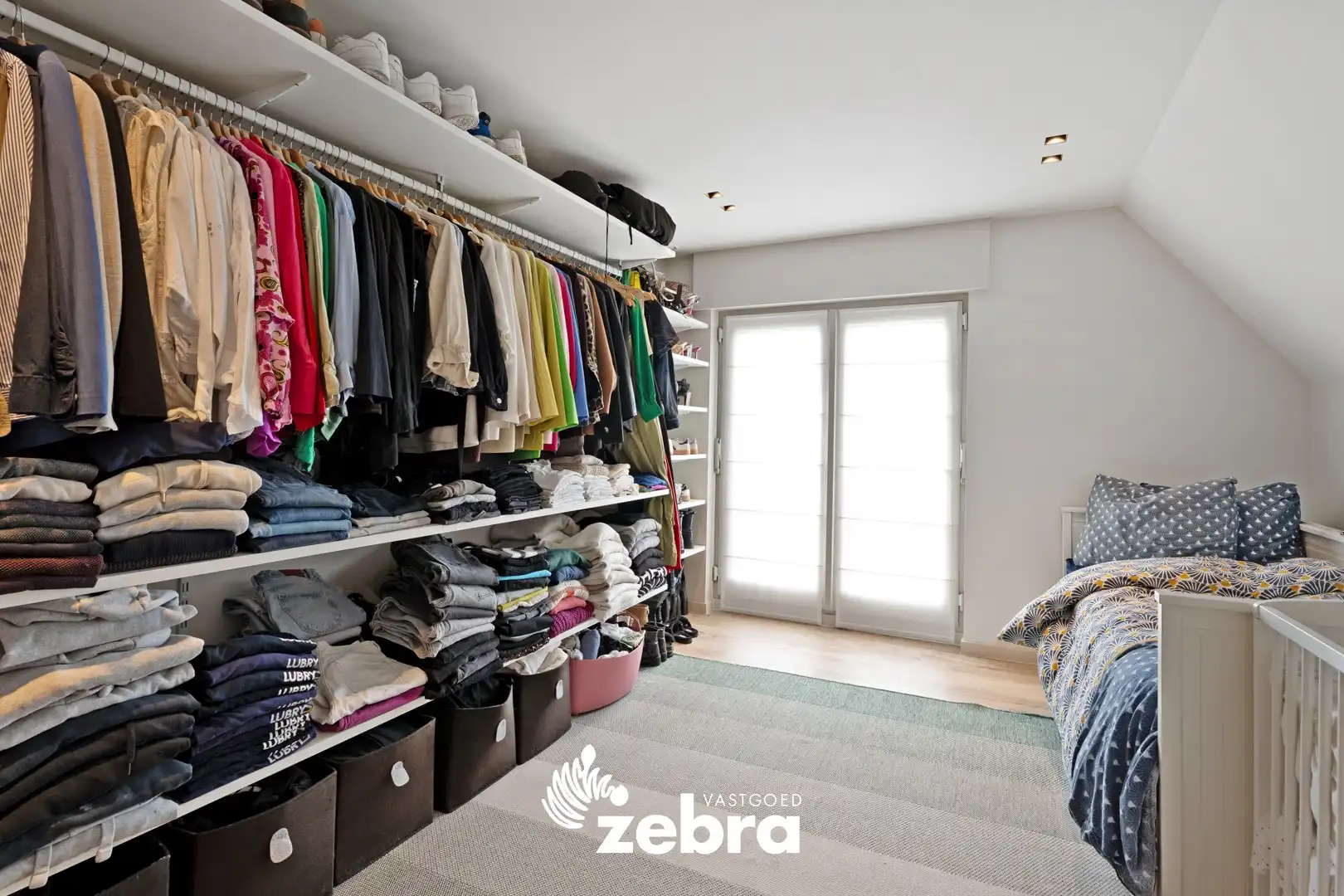 Ruime loods van ± 600 m² met instapklare woning te Oostrozebeke! foto 17