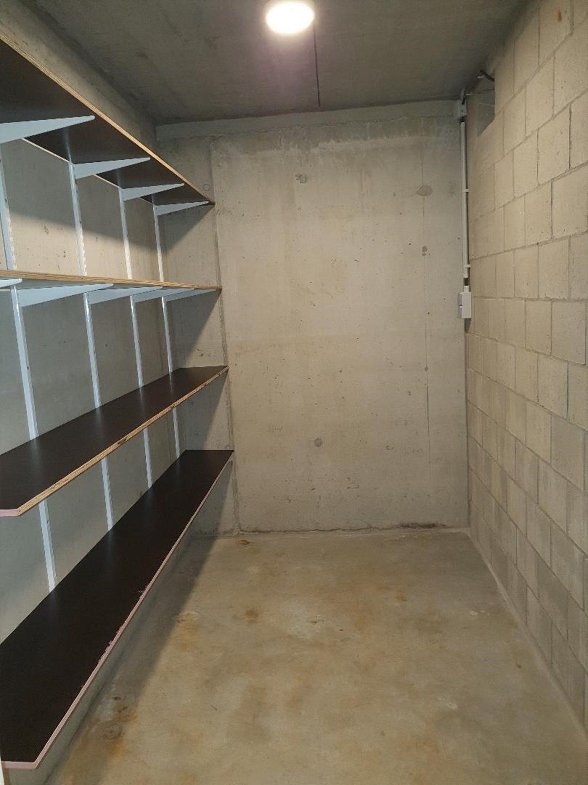 Ruim instapklaar gelijkvloers appartement met terras en caport. foto 16