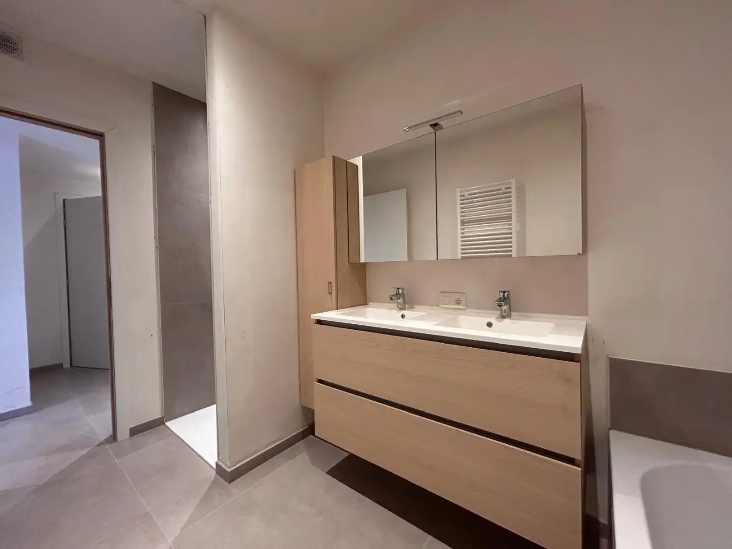  😊Te koop (6%!) centrum Waregem: Luxe nieuwbouwappartement met 3 slaapkamers op het gelijkvloers, met zuidgericht zonneterras! foto 10